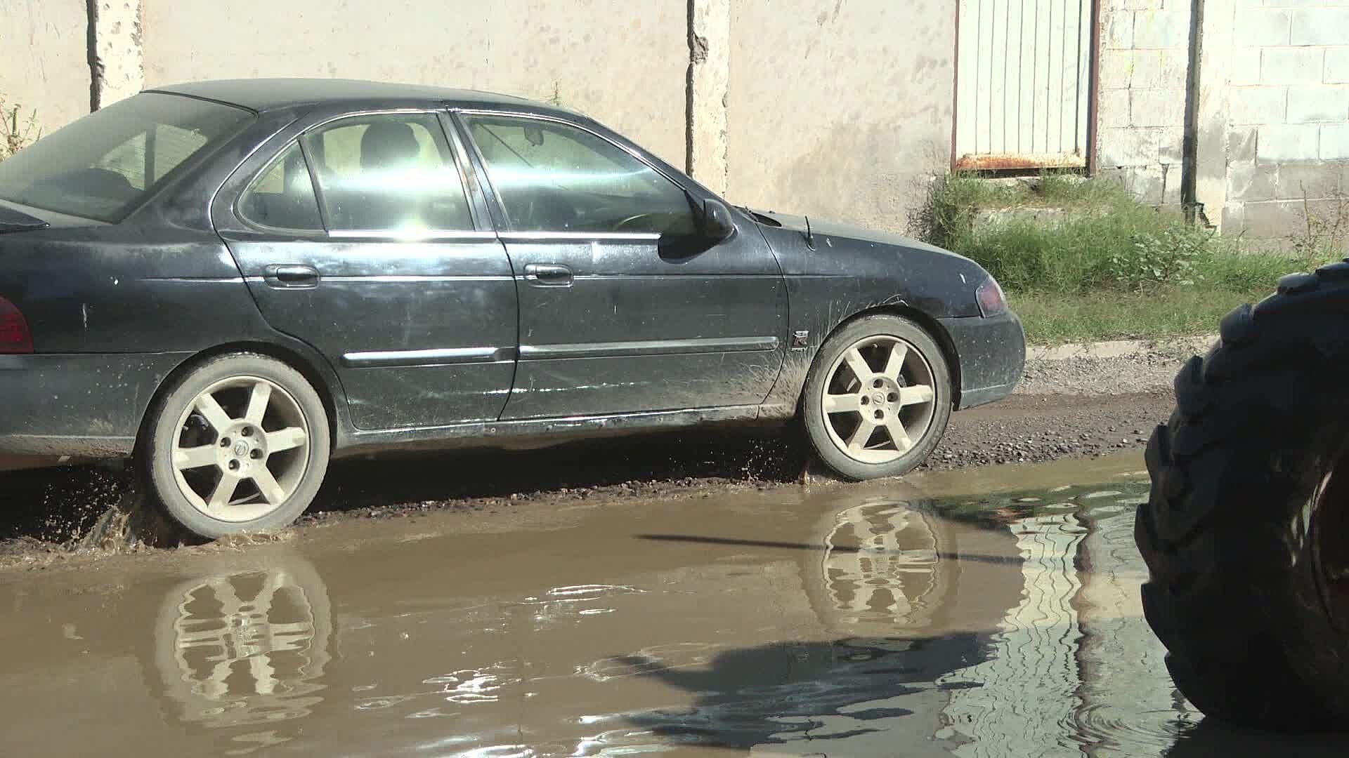 Denuncian Vecinos Baches y Charcos de Aguas Negras en Colonia Sahuaro, en Hermosillo