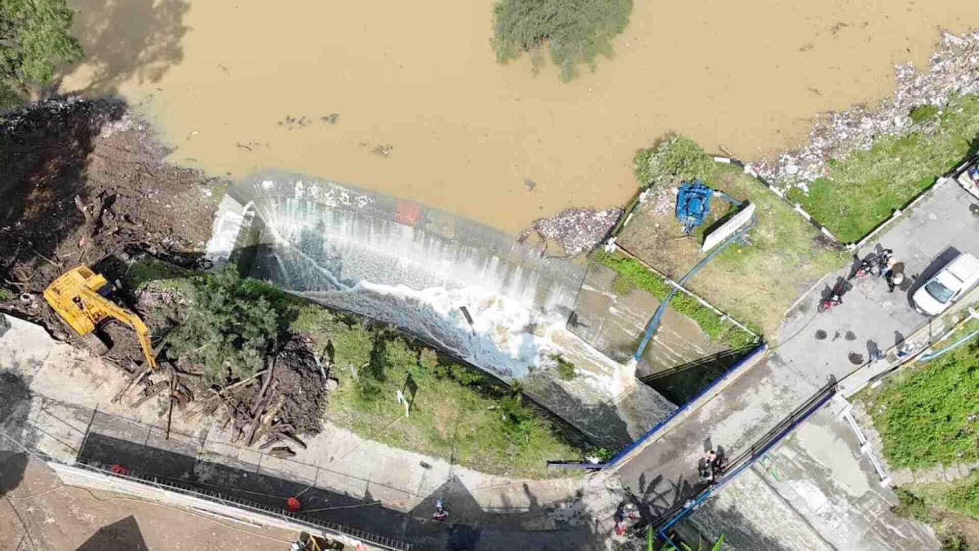 Enorme Tapón Basura Complica Desfogue de la Presa Los Cuartos en Naucalpan