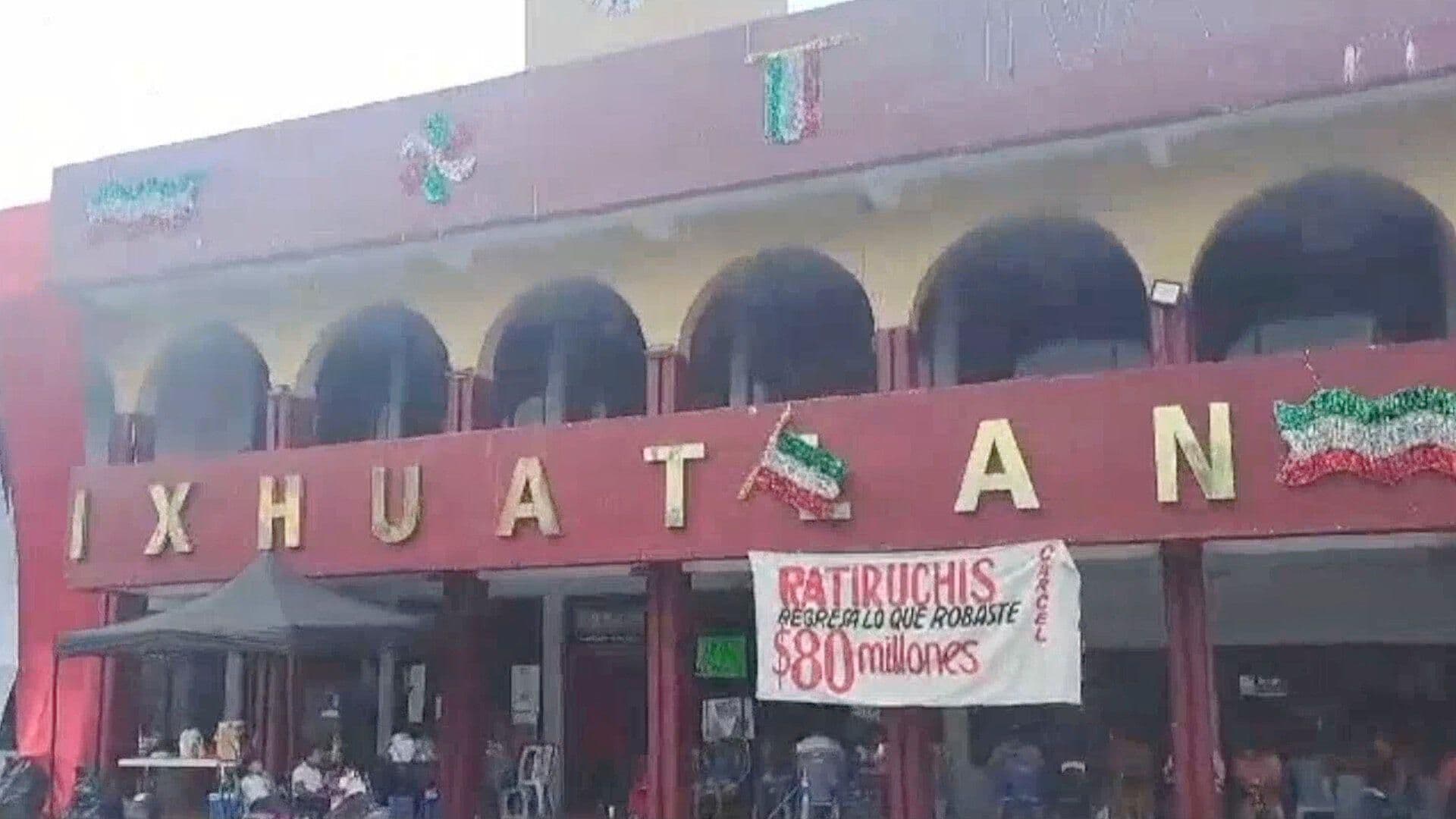 Manifestantes Mantienen Tomado el Palacio de Ixhuatlán del Sureste
