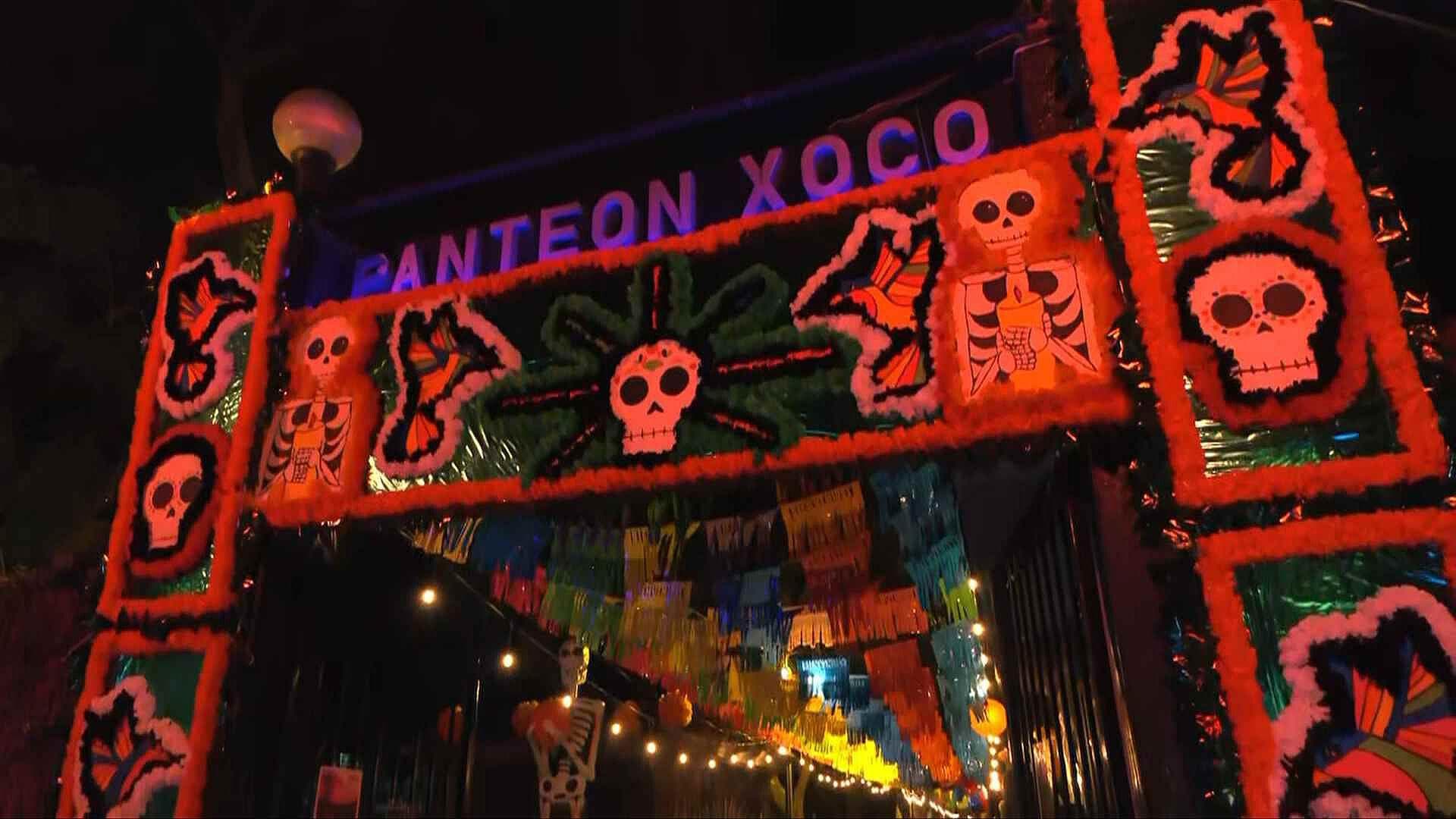 Así Celebran el Día de Muertos en el Panteón de Xoco, al Sur de CDMX