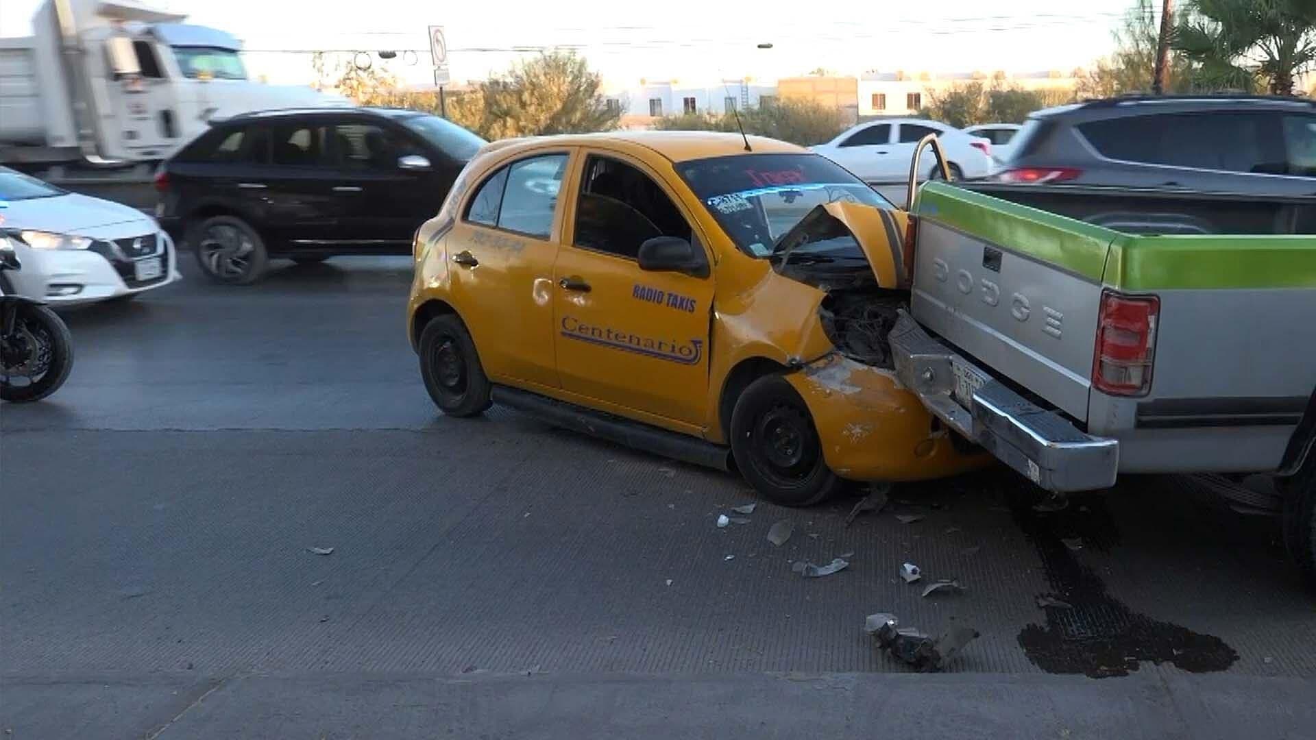 Taxi Choca Contra Camioneta Frente al Campo Militar en Torreón