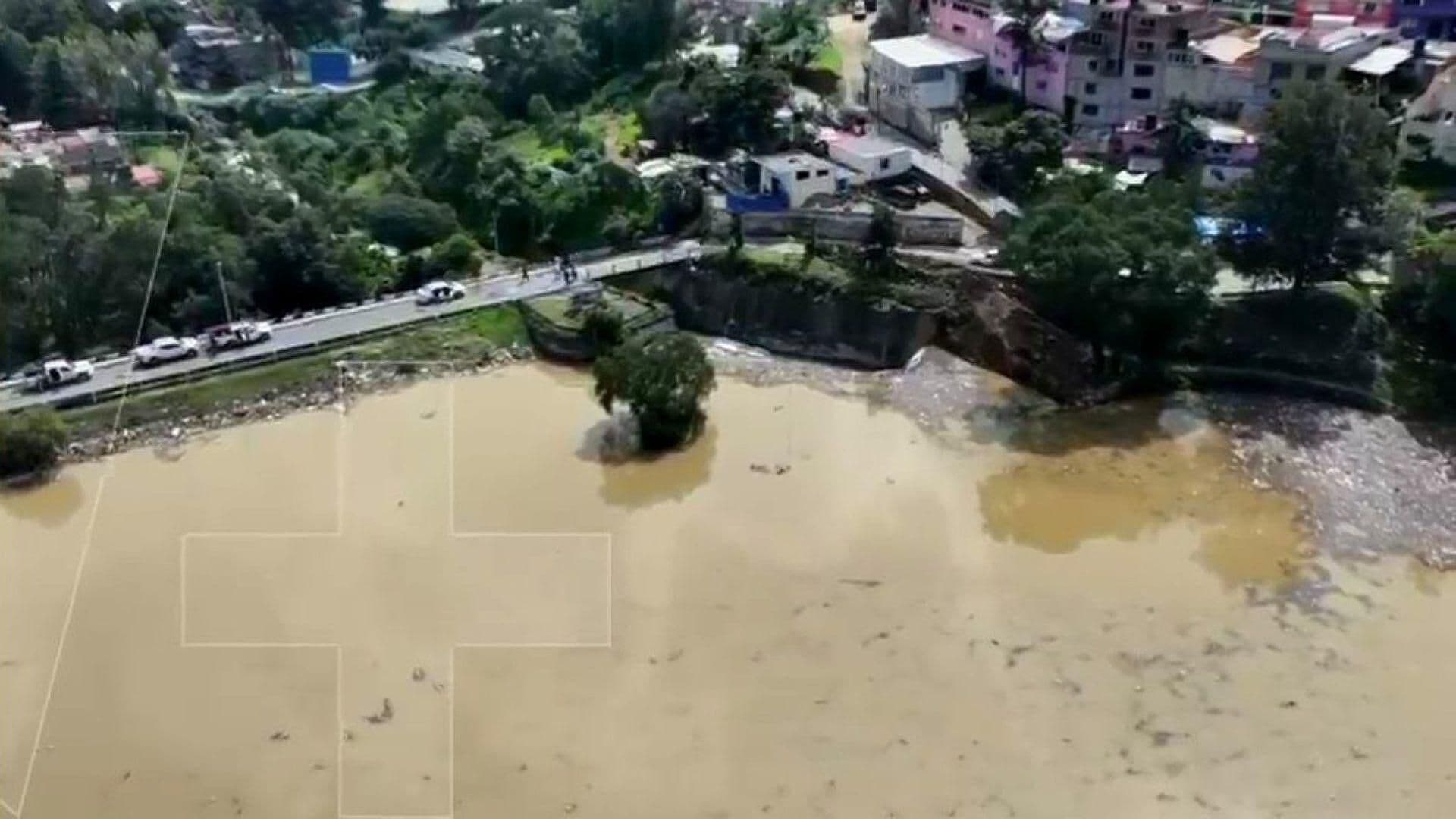 Se Limpia Tapón de Basura en la Presa Los Cuartos, en Naucalpan