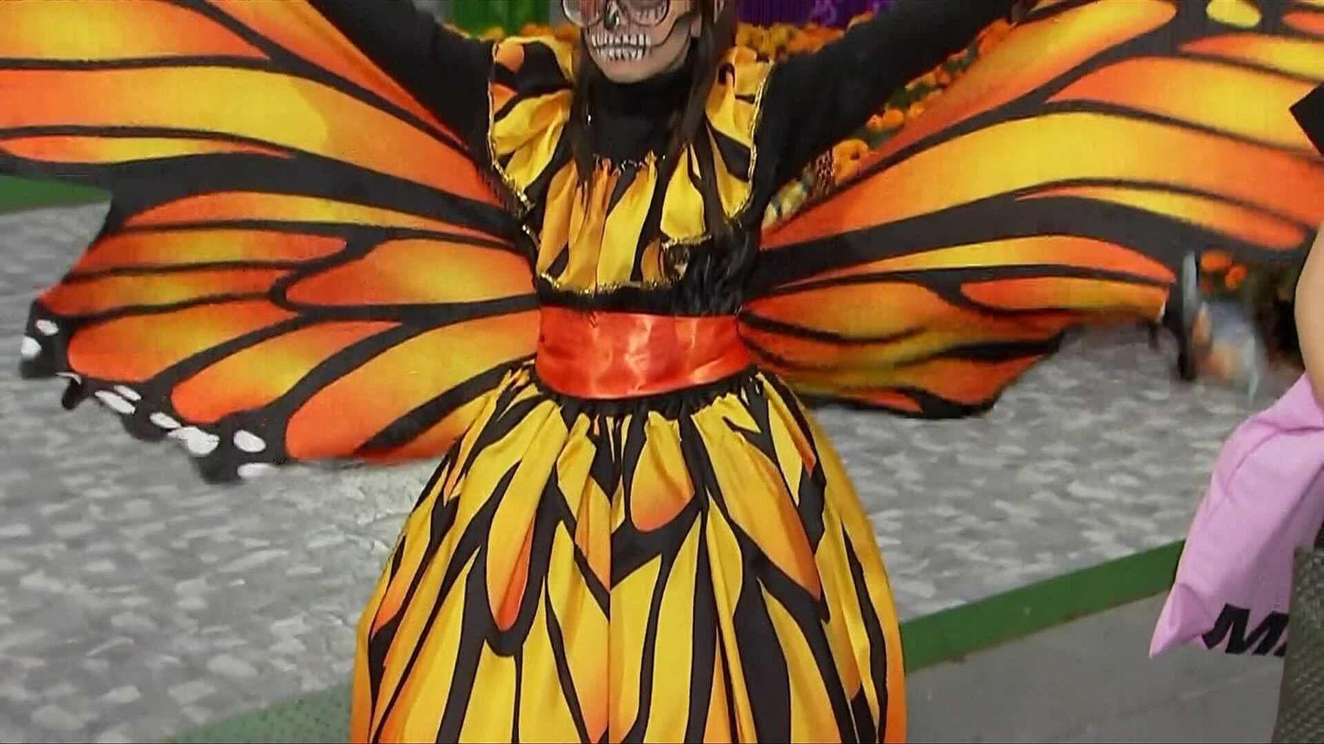 Turistas Extranjeros Llegan a San Andrés Mixquic para Vivir el Tradicional Día de Muertos en CDM