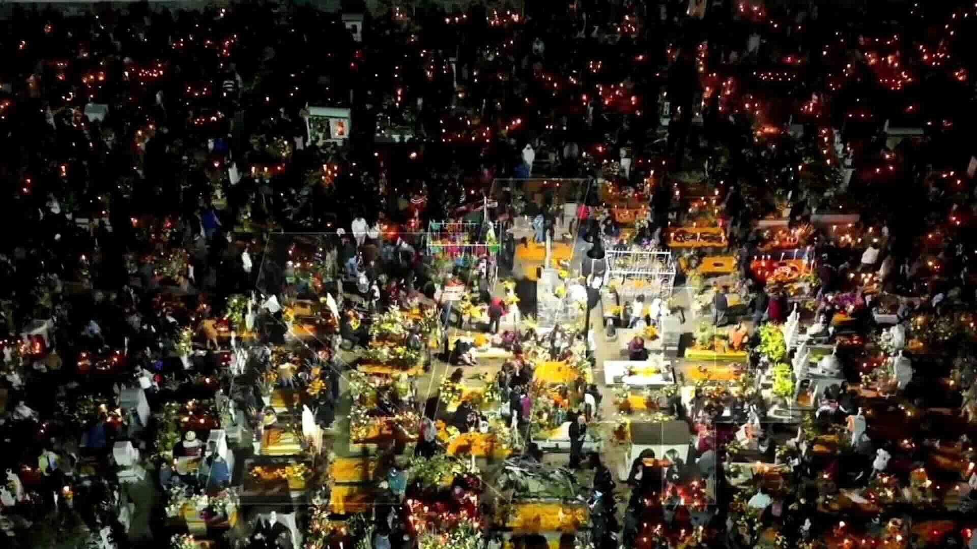 Alumbrada en San Andrés Mixquic: Impactante Vista Aérea del Día de Muertos 2025