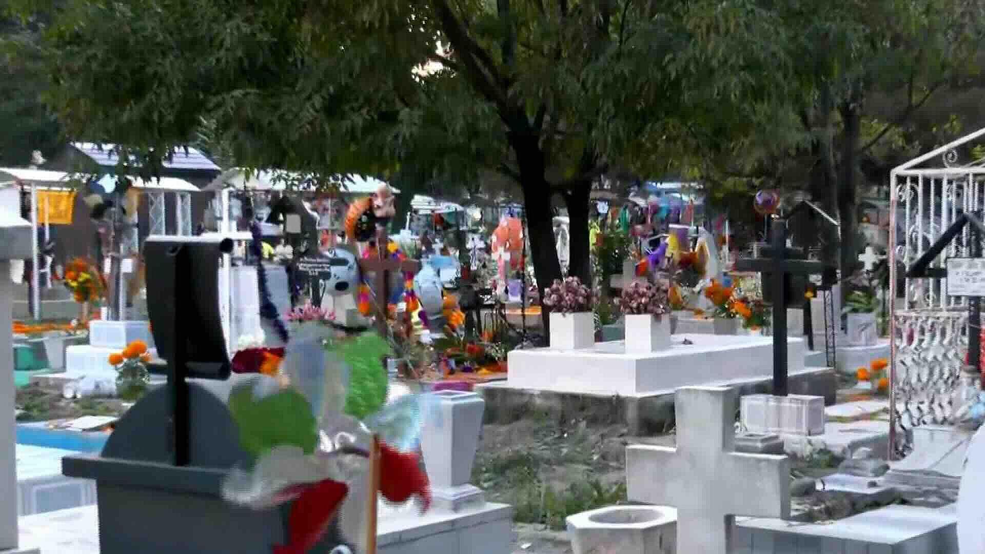 Día de Muertos: Ofrendas y Tradición en el Panteón San Isidro en Azcapotzalco
