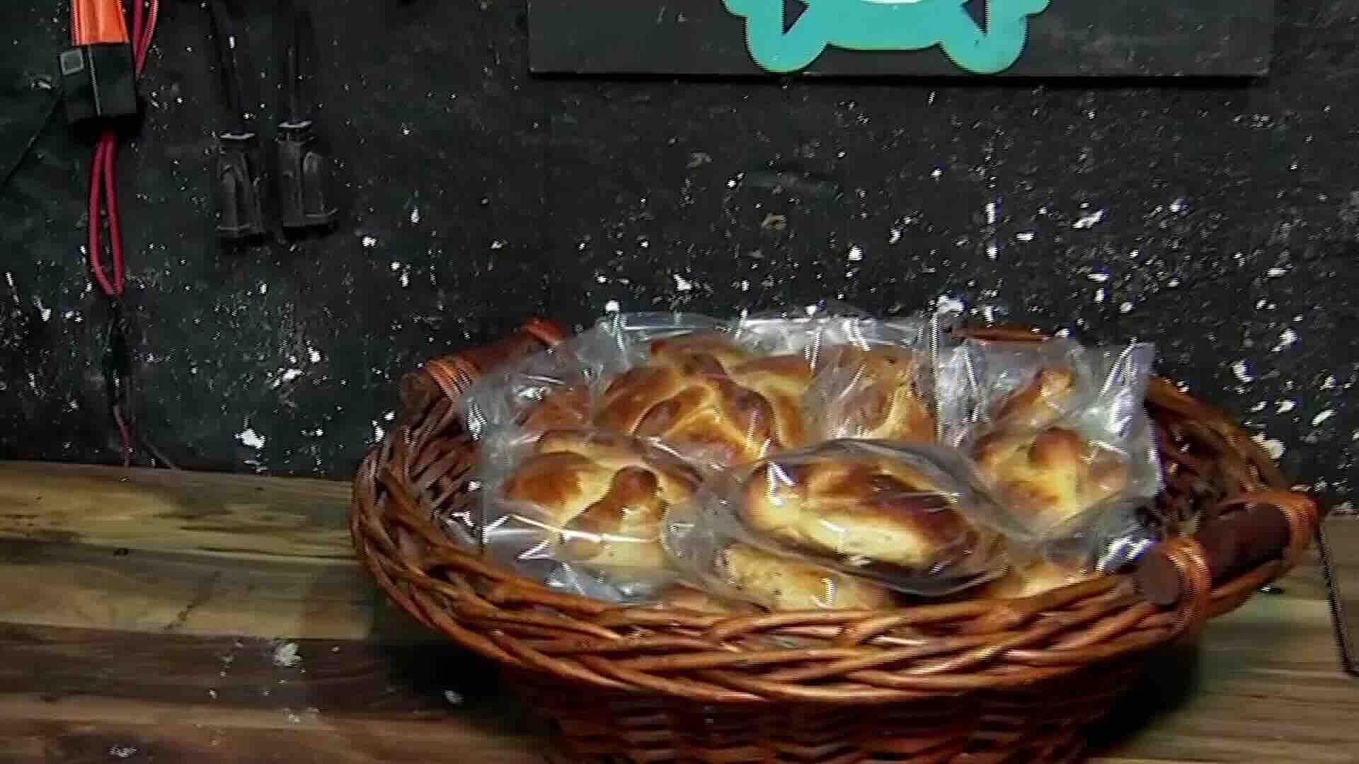 Familia Transmite Tradición de Hacer Pan de Muerto de Abuela a Nietos en San Andrés Mixquic