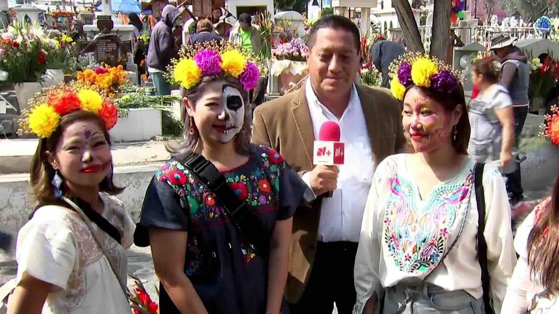 Turistas Asiáticos Llegan a San Andrés Mixquic para Disfrutar Celebración de Día de Muertos