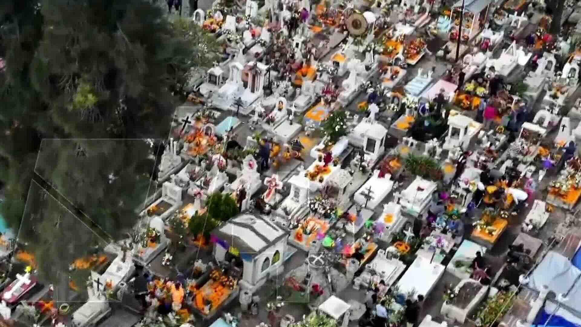 Tumbas de San Andrés Mixquic se Llenan de Flores de Cempasúchil Este Día de Muertos