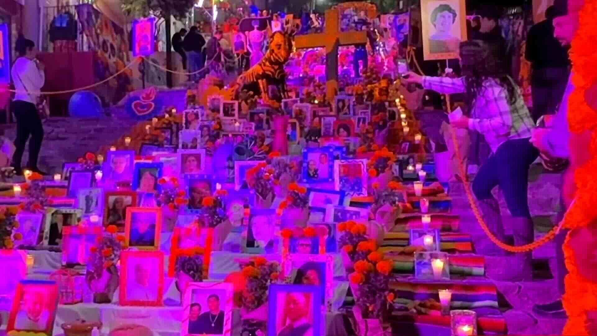 Cientos de Visitantes Acuden al Monumental Altar de Muertos en el Barrio de Santa Anita