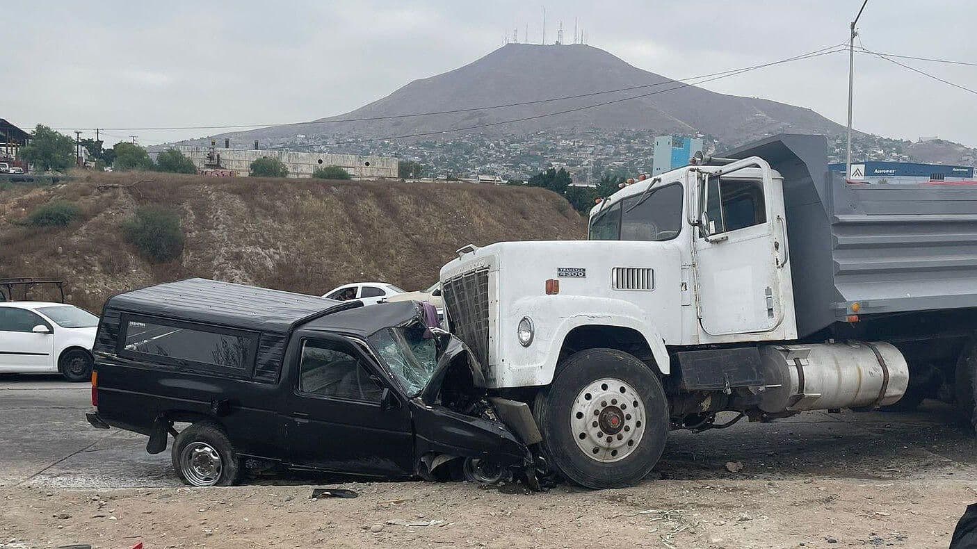 Hombre Muere Prensado en Accidente Sobre Vía Rápida Poniente en Tijuana