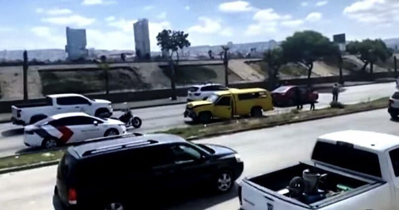 Carambola Vehicular Paraliza Tráfico en Vía Rápida Poniente, Tijuana