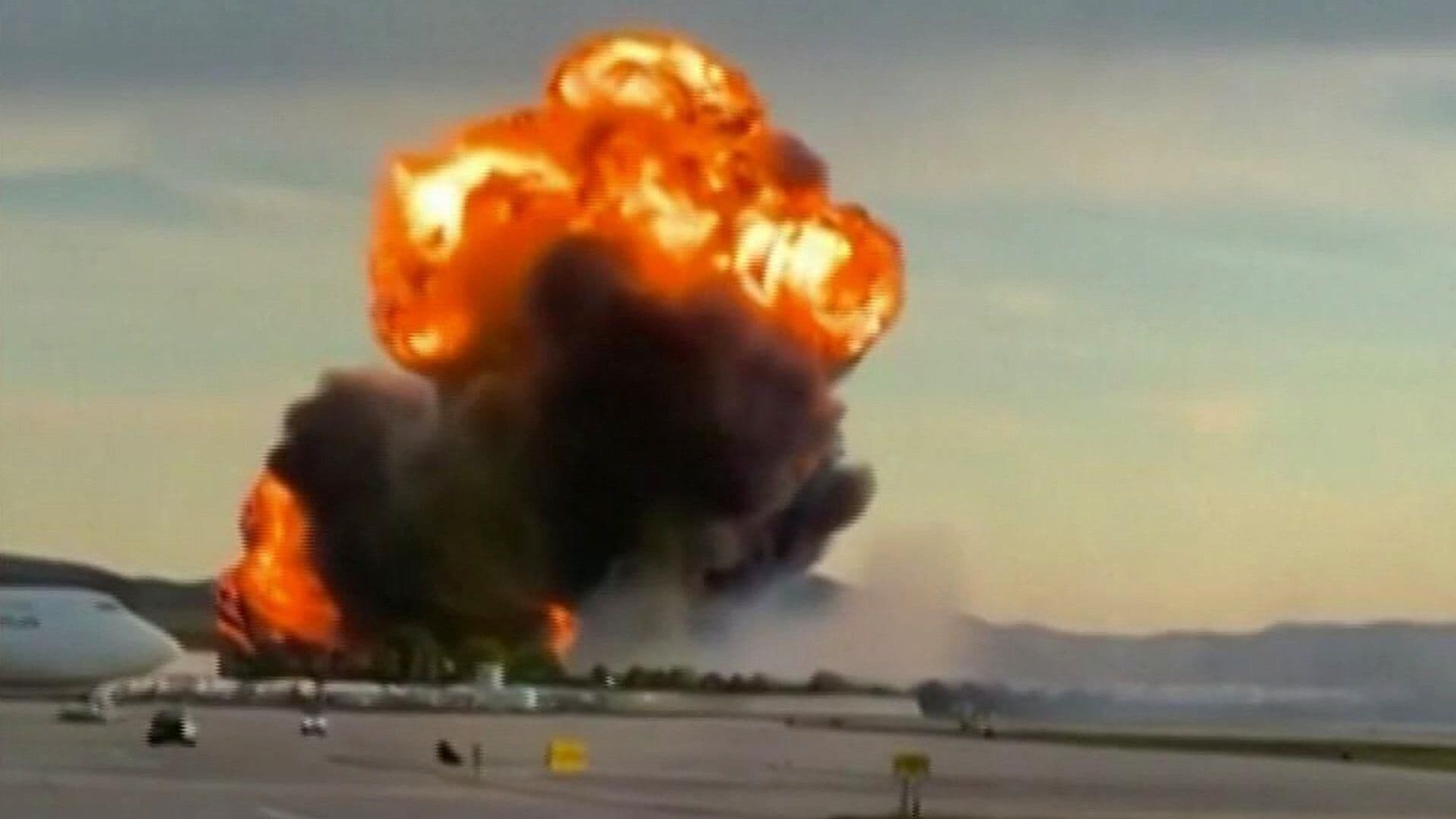 VIDEO: Momento Exacto de Explosión e Incendio de Avión que se Estrella en Aeropuerto de Kentucky