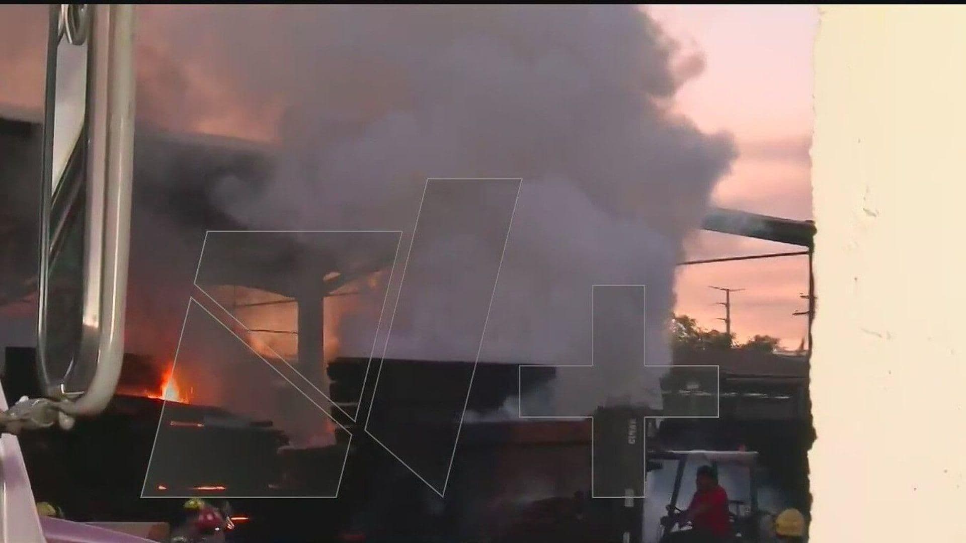 Combaten Bomberos Incendio de Tarimera en Escobedo