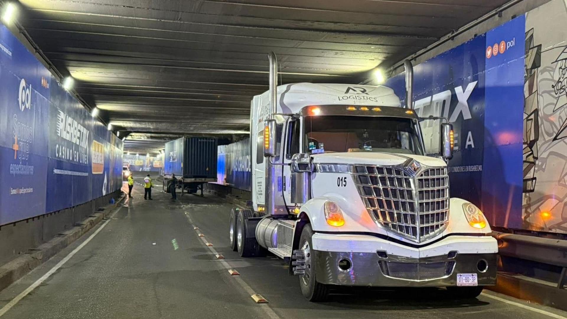 Cierran Bajopuente de Chapultepec por Tráiler Atorado