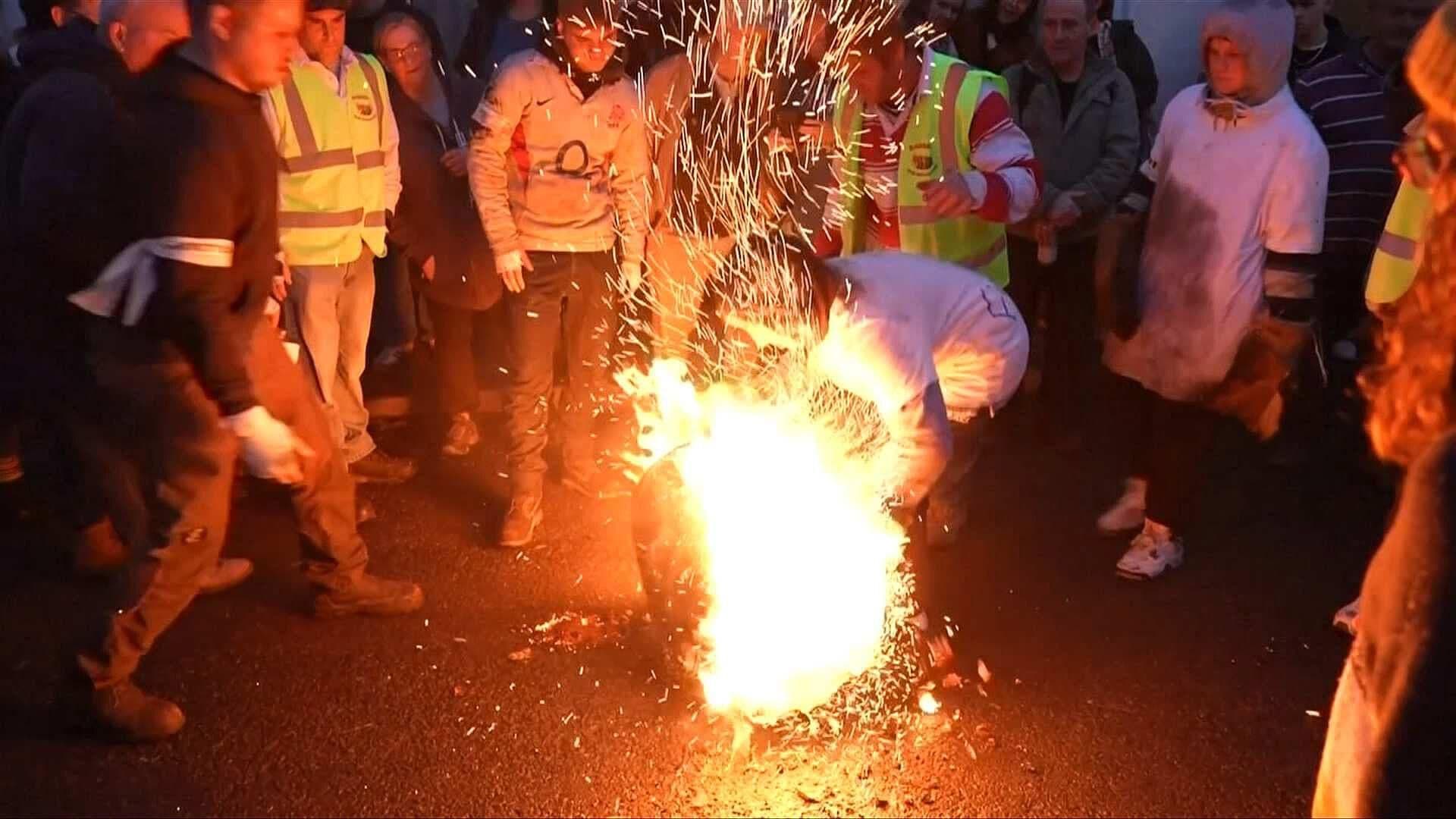 Corren con Barriles en Llamas: Así Celebran la Noche de las Hogueras en Inglaterra