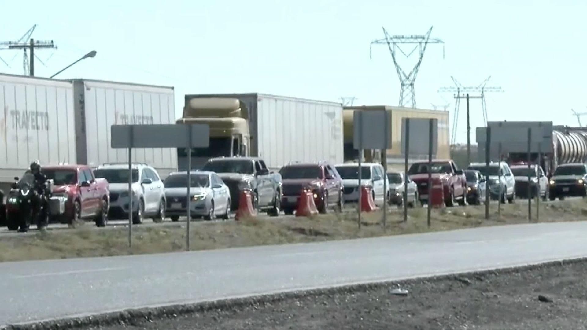 Punto Militar Ya Registra Largas Filas en Carretera Panamericana a Ciudad Juárez