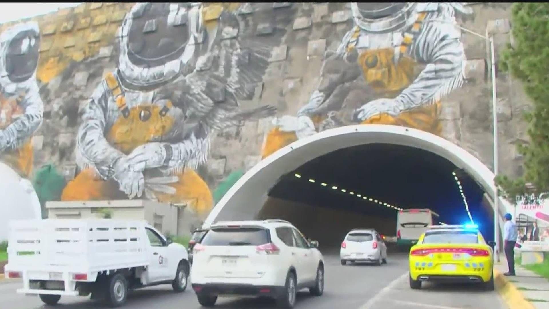 Circulan entre Goteras y Fuga de Agua en Túnel de la Loma Larga en Monterrey
