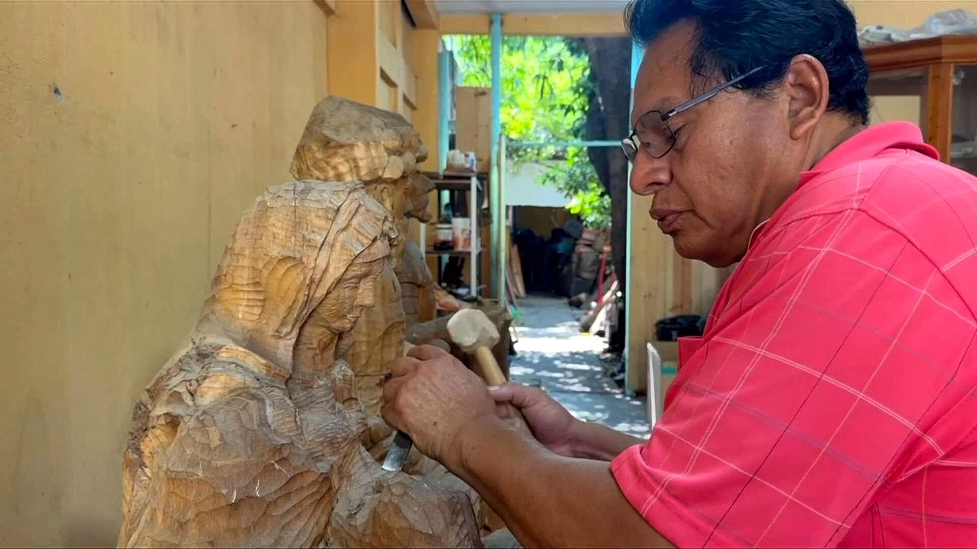 Artesano de Chiapa de Corzo Preserva el Tallado de Madera, un Arte Ancestral
