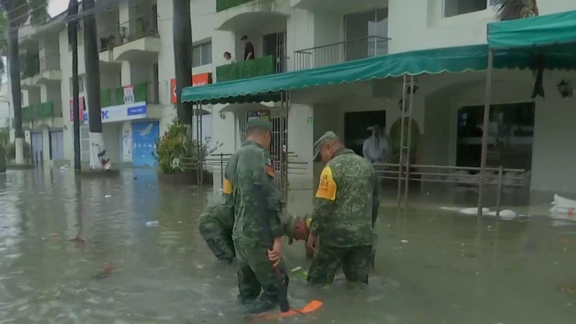 Militares Aplican Plan DN-III en Cancún, Quintana Roo, por el Paso de Helene