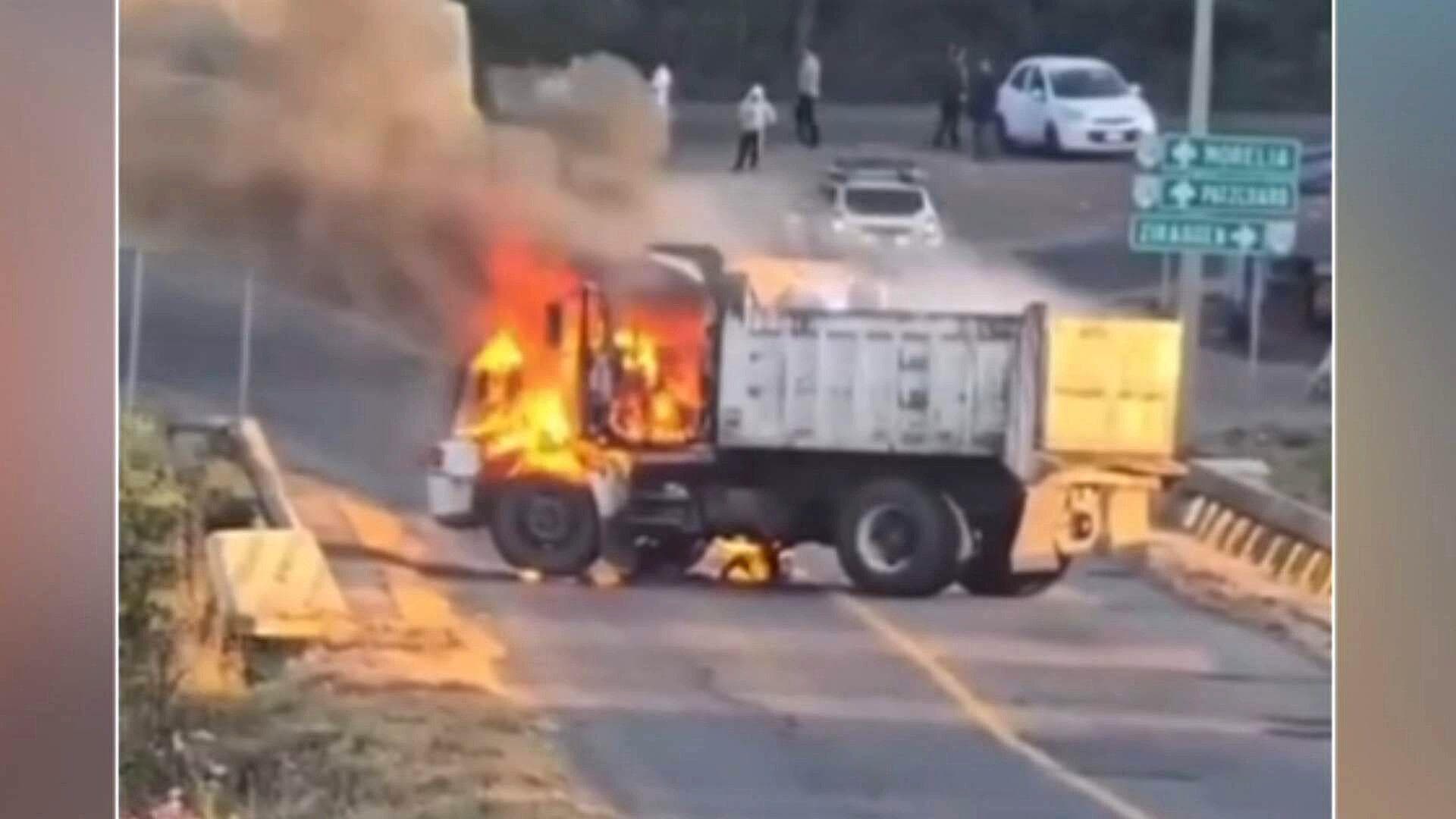 Reportan Quema de Vehículos en Carretera Libre Zirahuén-Pátzcuaro, Michoacán