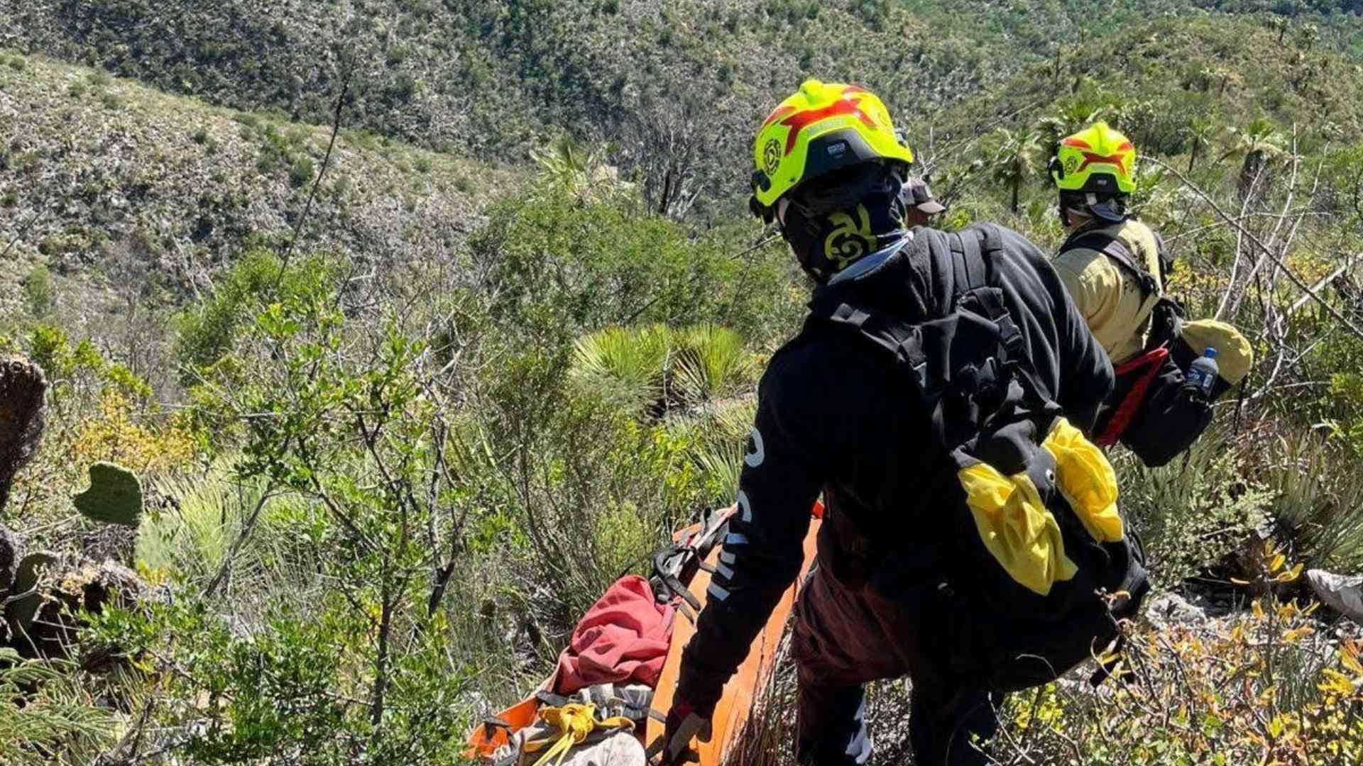 Rescatan de la Sierra a Hombre con Fractura en Ambas Piernas en Bustamante, Tamaulipas