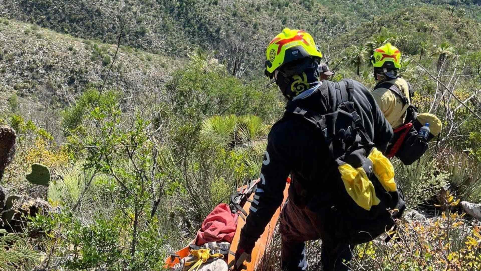 Rescatan de la Sierra a Hombre con Fractura en Ambas Piernas en Bustamante, Tamaulipas