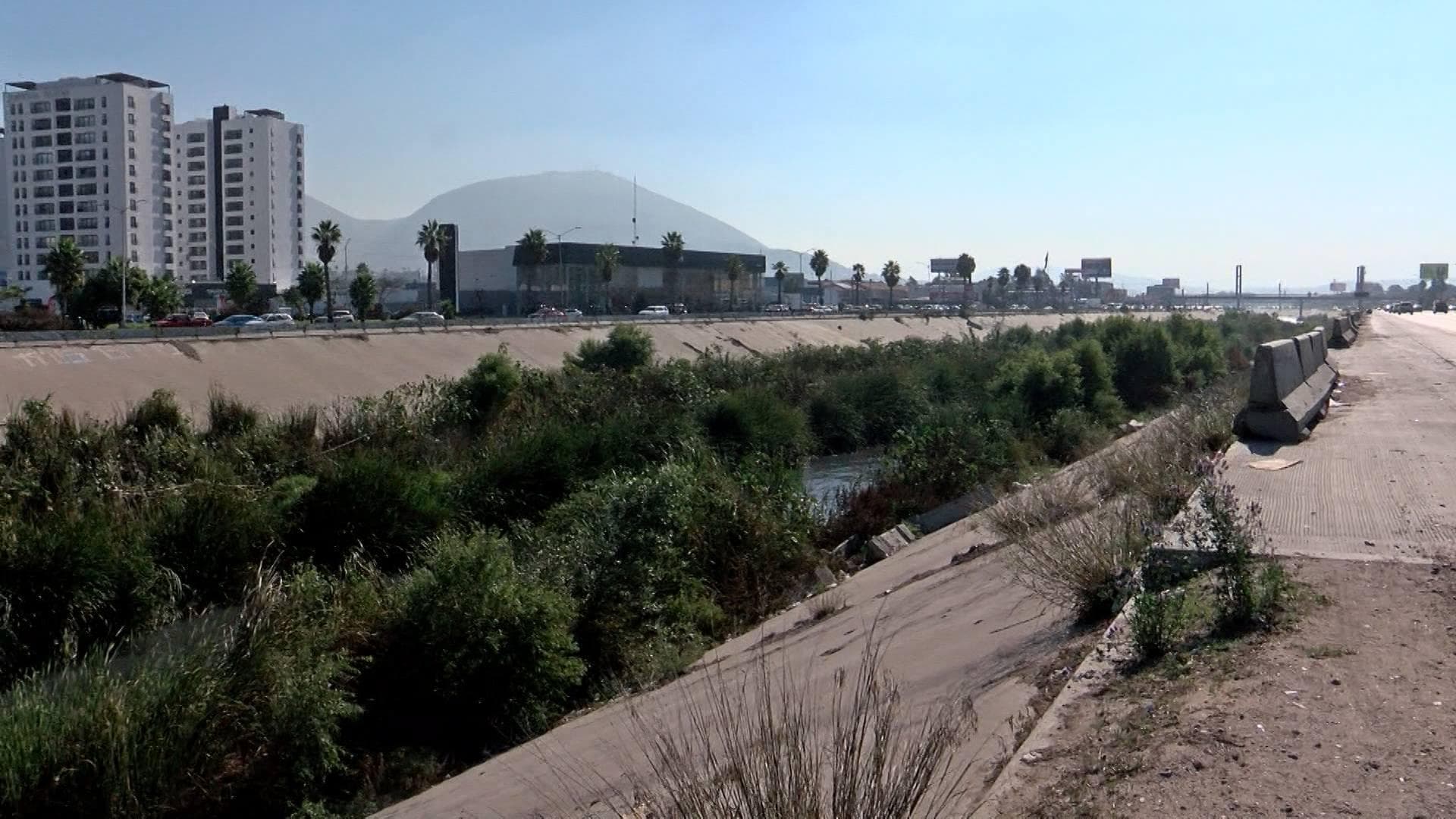 Reportan Problemas en La Canalización del Río Tijuana por Basura y Maleza