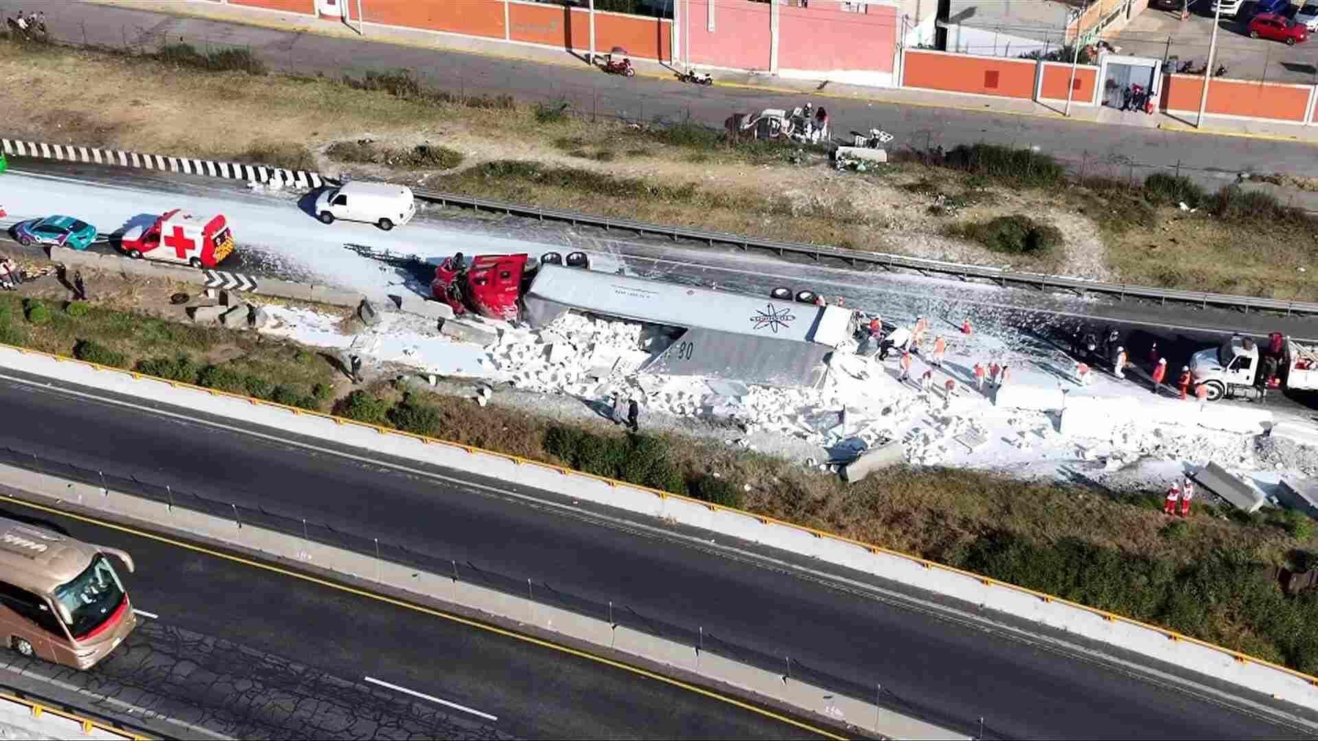 Así se Ve Desde el Aire la Afectación Vial en Circuito Exterior Mexiquense por Tráiler Volcado