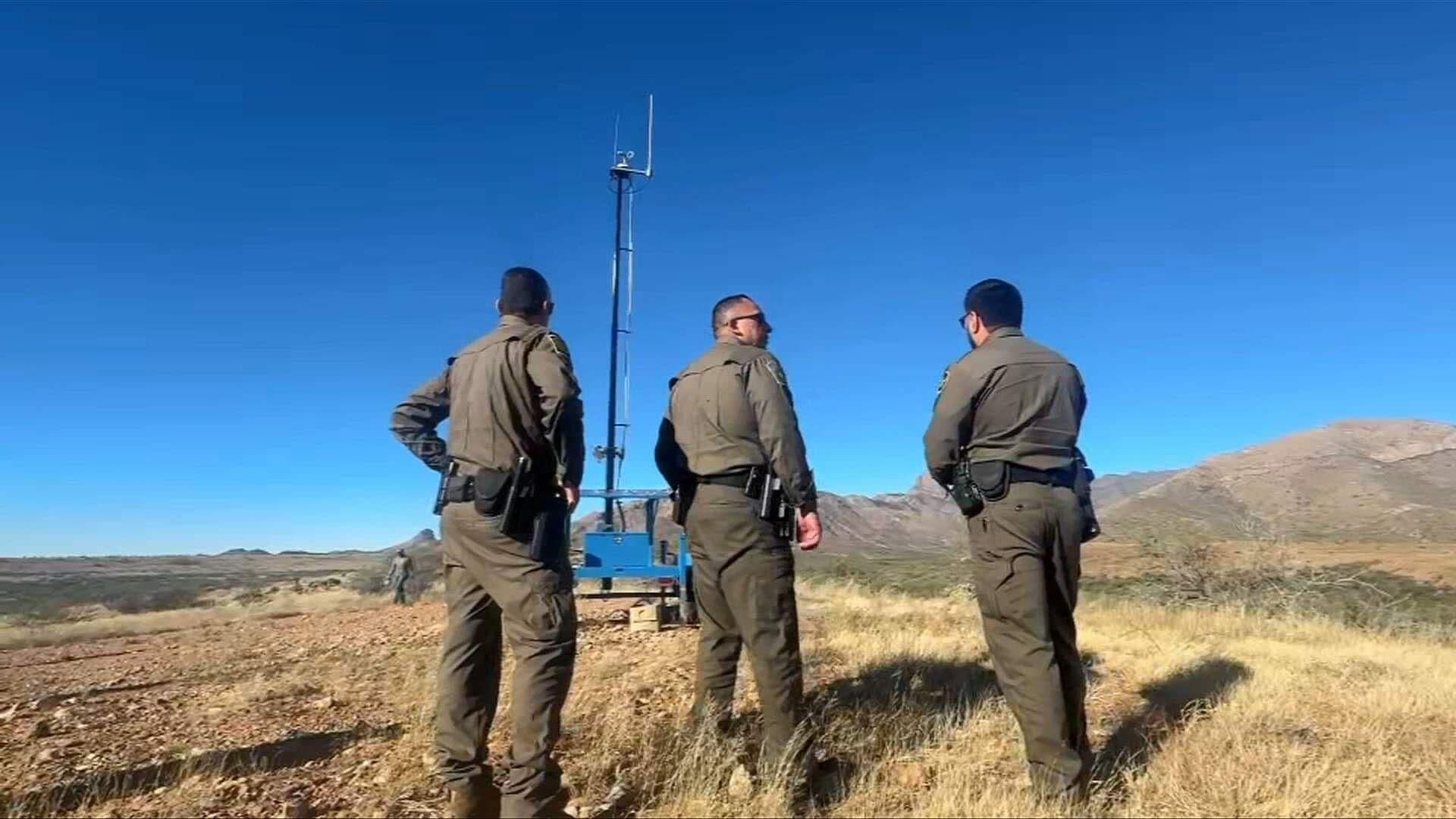 Migrantes Varados en el Desierto de Arizona Podrán Pedir Auxilio con Torres de Rescate