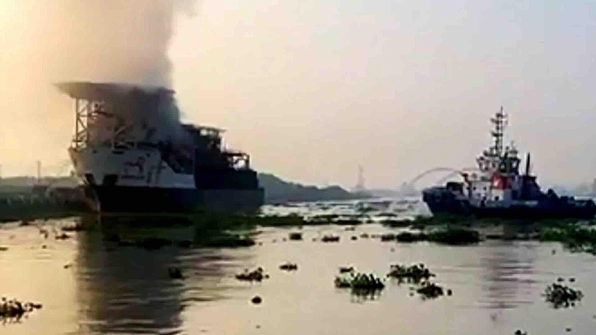 Se Incendia el Buque "Blue Phoenix" en Muelle de Villa Allende, Coatzacoalcos, Veracruz