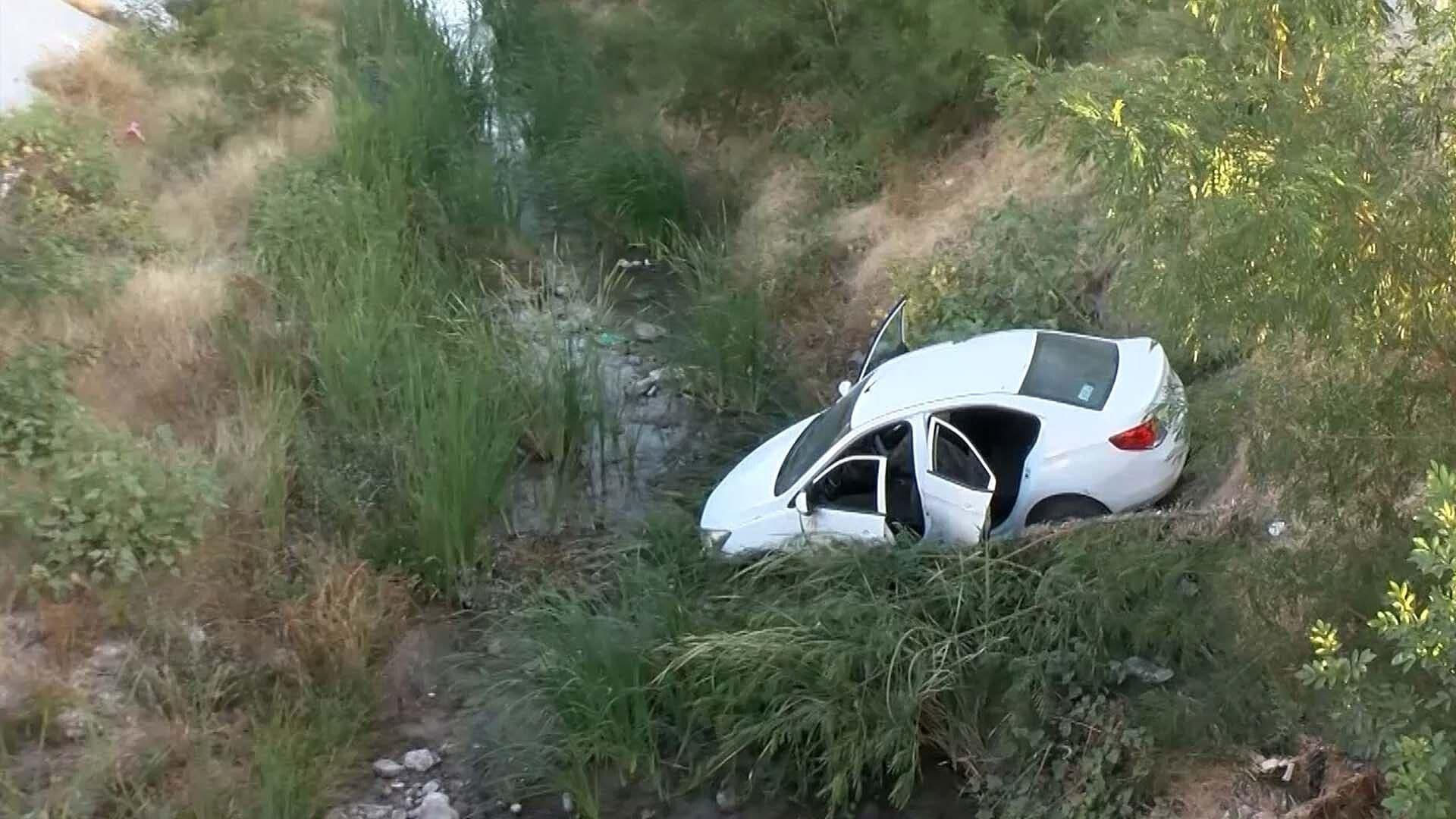 Vehículo Cae a Arroyo en Colonia Lázaro Cárdenas en Piedras Negras