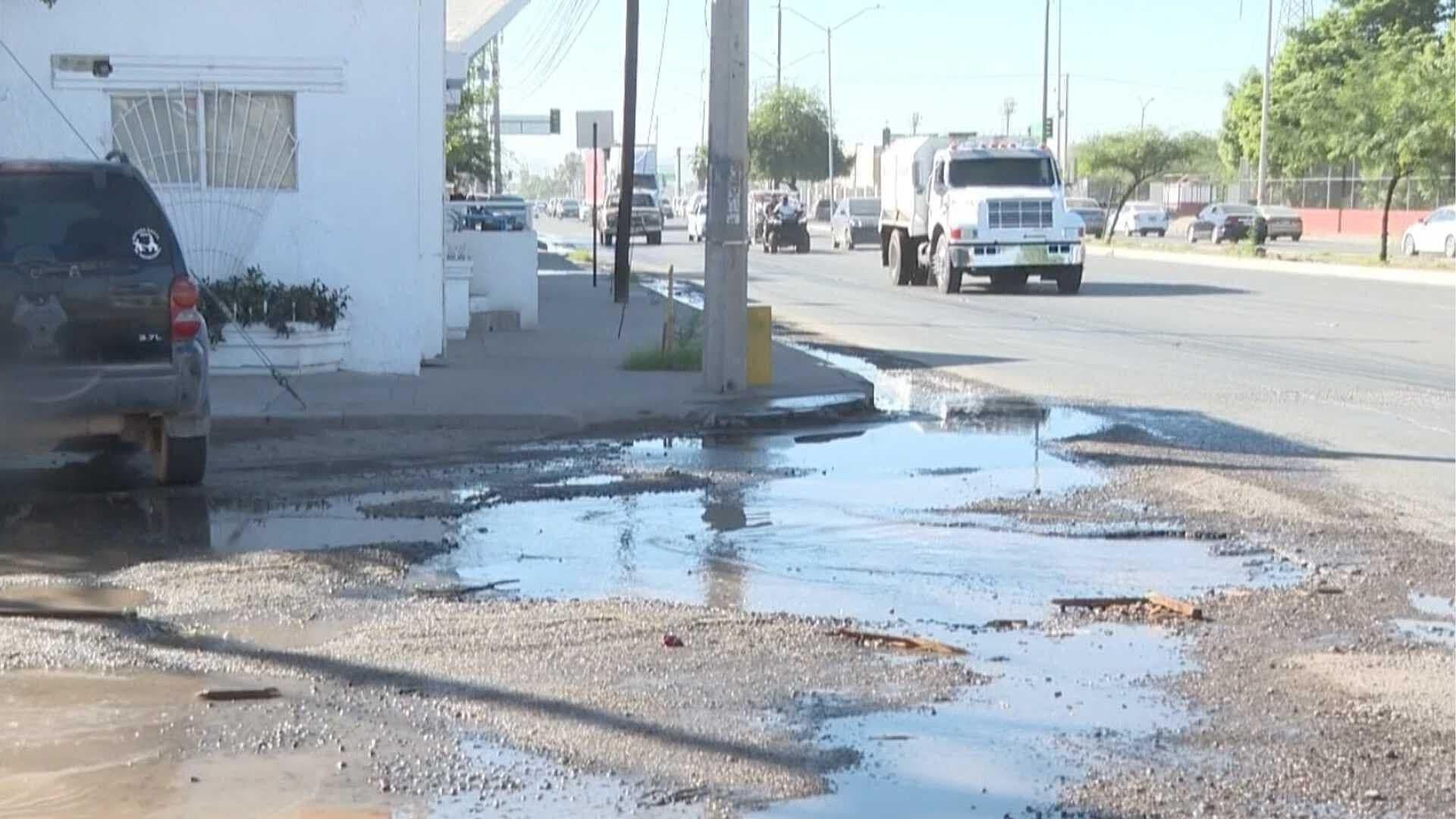 Vecinos Denuncian Fuga de Agua y Socavón en Colonia Libertad de Hermosillo