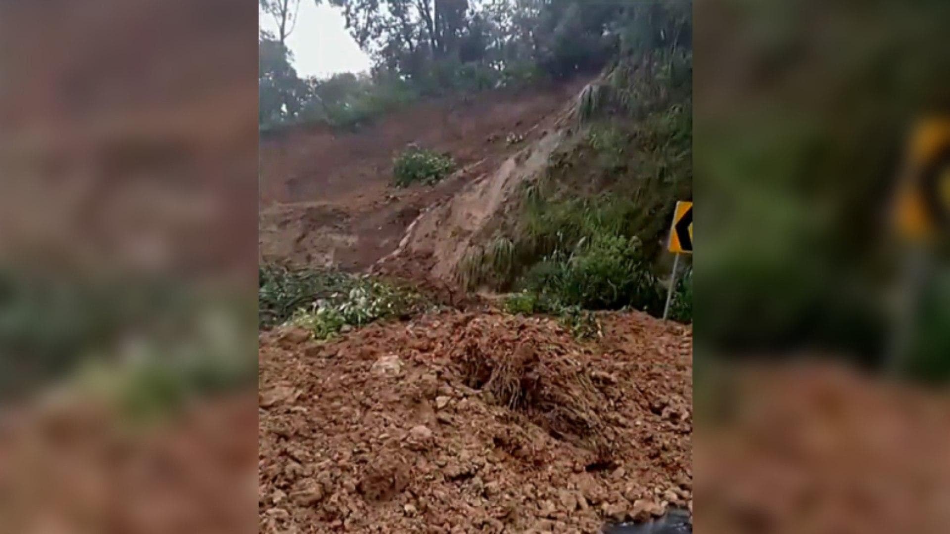 Se Registra Deslave en Ambos Sentidos de la Carretera Tenango-Ixtapan de la Sal, Edomex