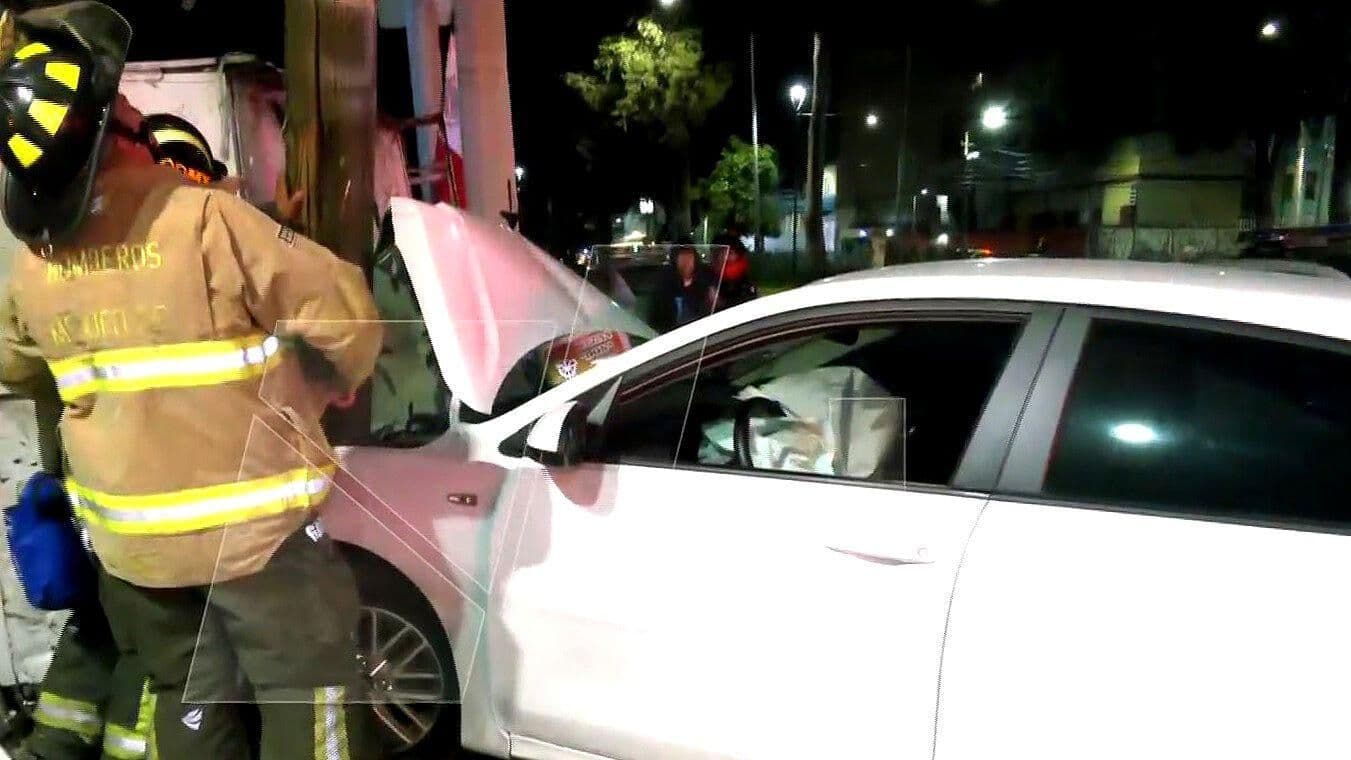 CDMX: Automóvil Impacta Contra Poste y Puesto de Periódicos en Calzada La Viga