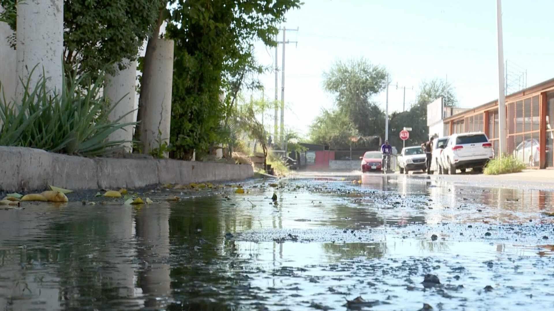 Vecina Denuncia Fuga de Agua en una Banqueta del Fraccionamiento Misión en Hermosillo