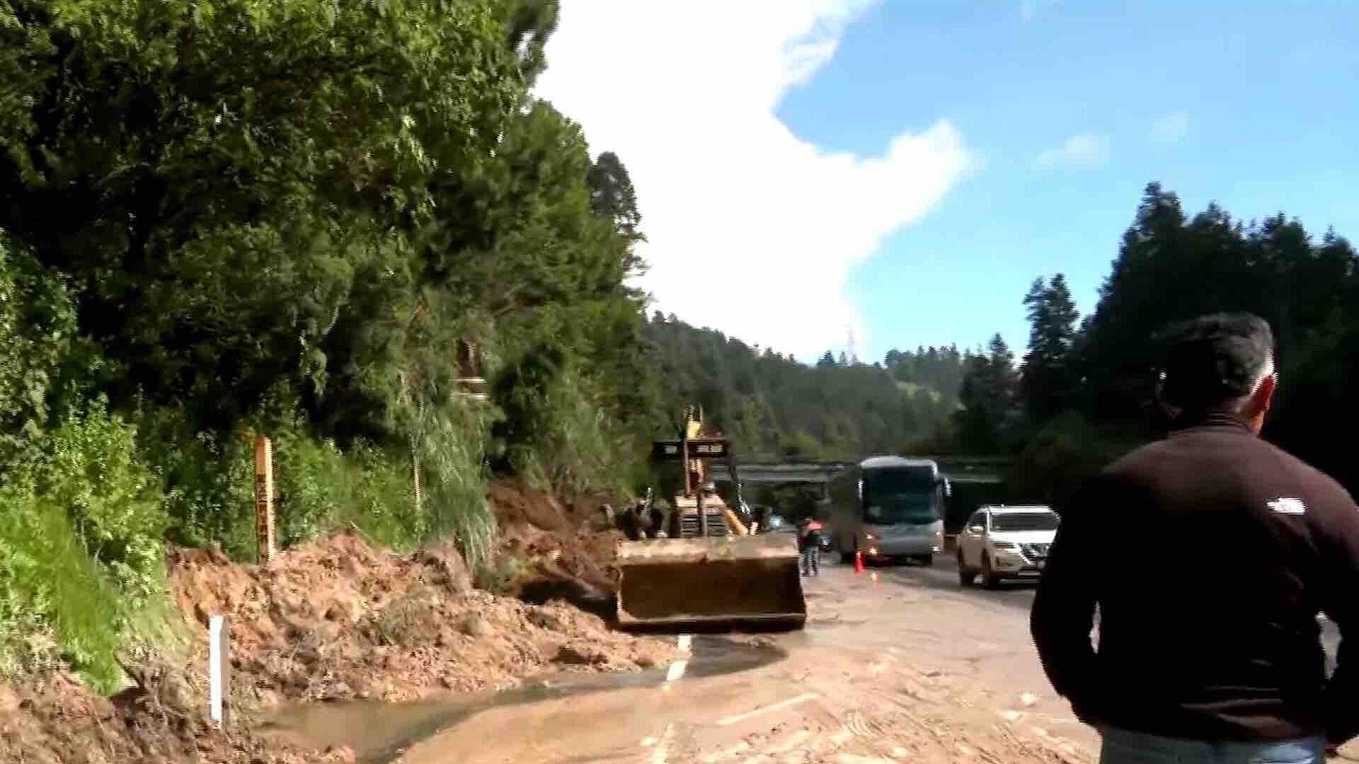 Cae Talud sobre la Autopista México-La Marquesa, en Cuajimalpa
