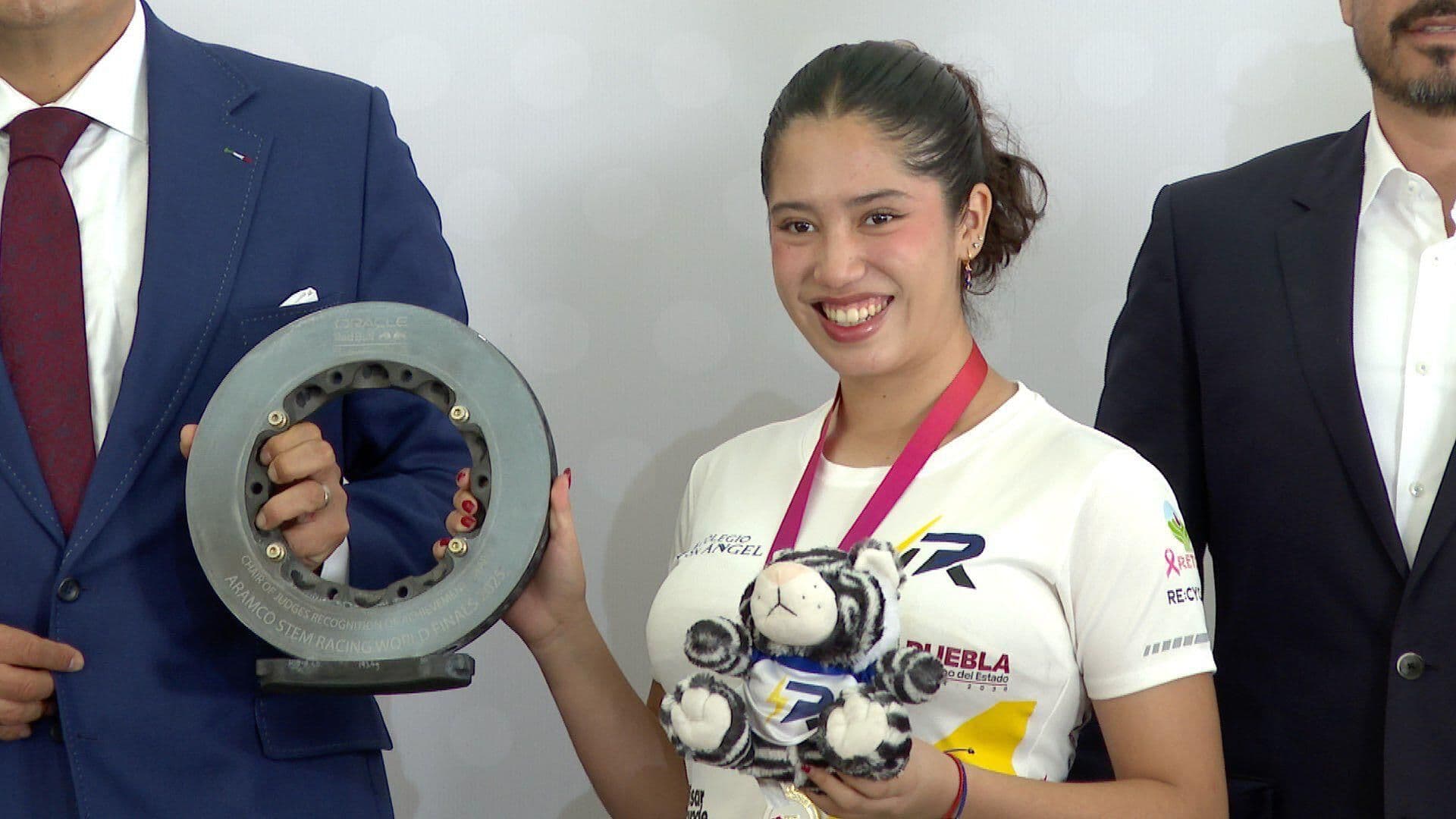 Poblanas Ganan Primer Lugar en la Racing STEM de Singapur