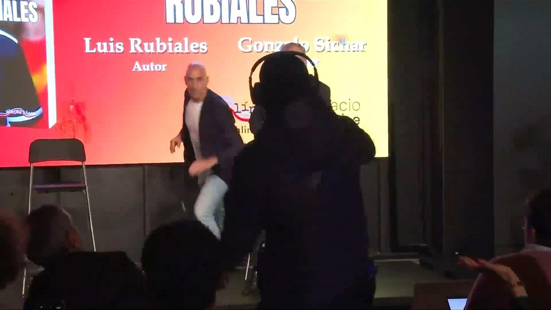 VIDEO: Lanzan Huevos a Luis Rubiales en Presentación de su Libro