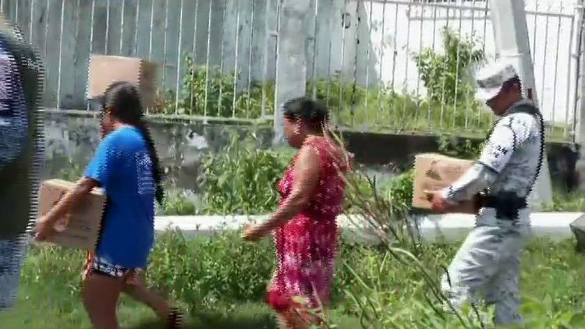 Habitantes de Coyuca de Benítez Reciben Ayuda Después del Paso de John por Guerrero