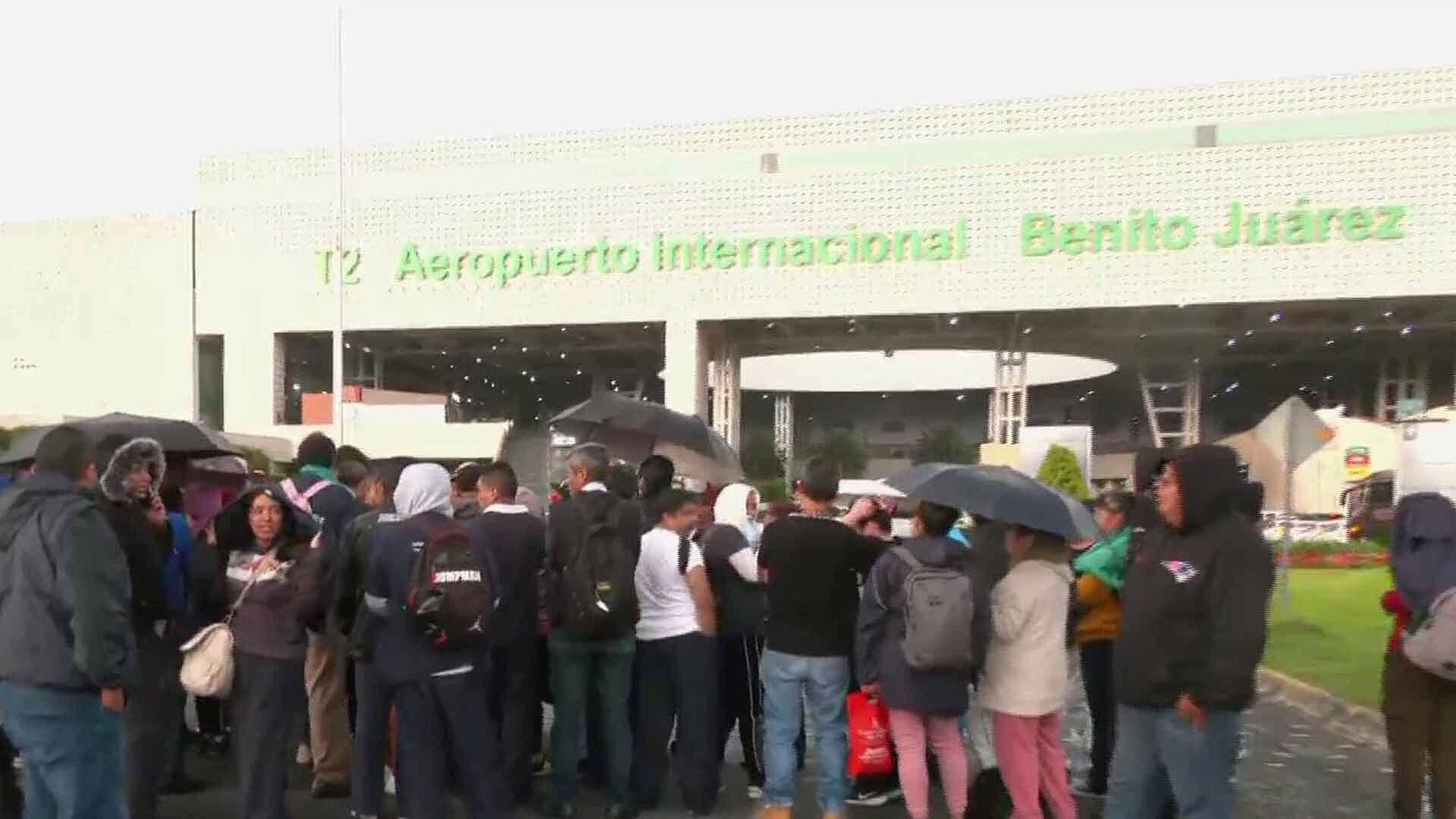 Trabajadores de Limpieza Bloquean Accesos a T2 del AICM en Protesta por Falta de Pago