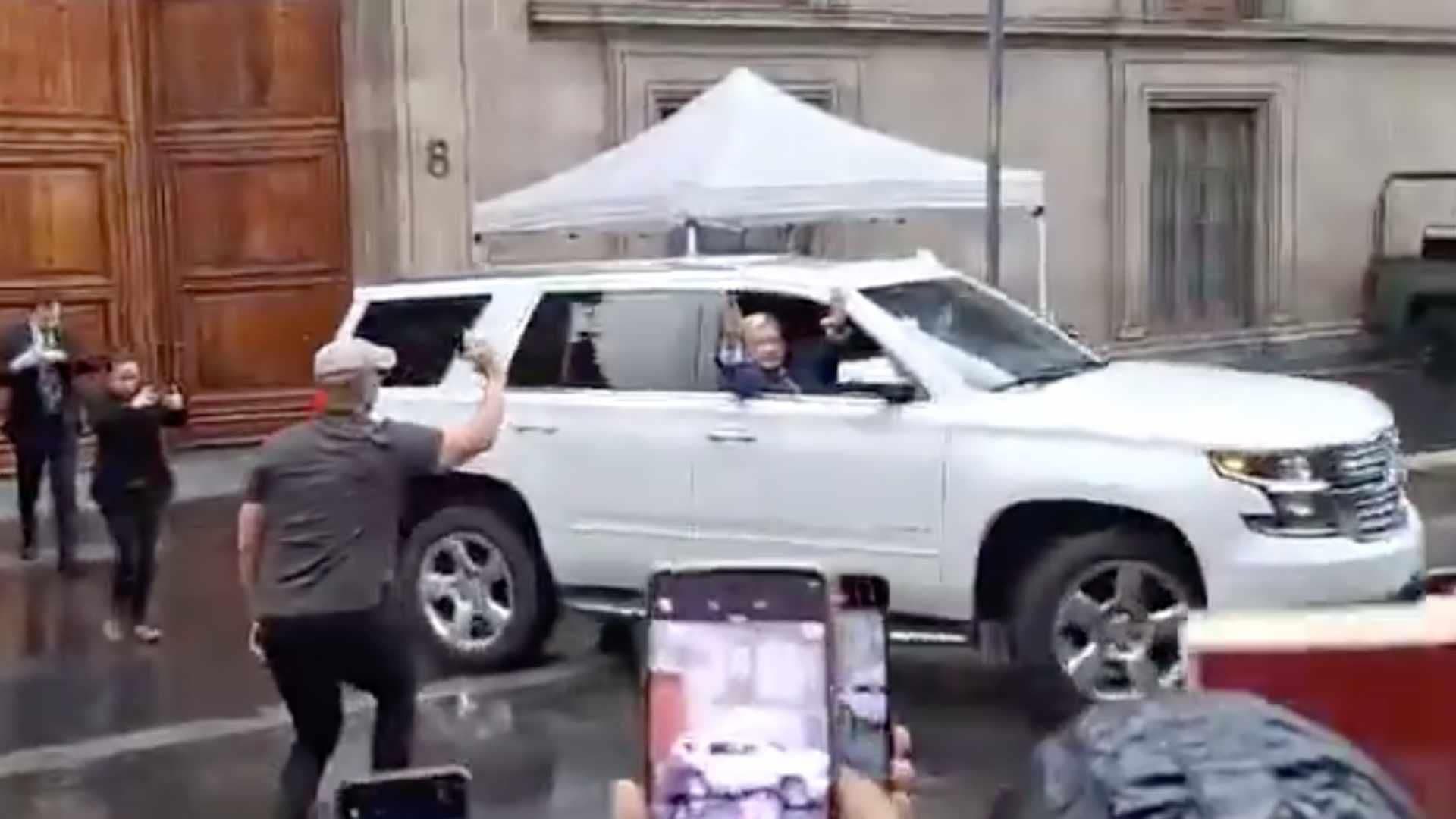 El Presidente López Obrador Sale de Palacio Nacional