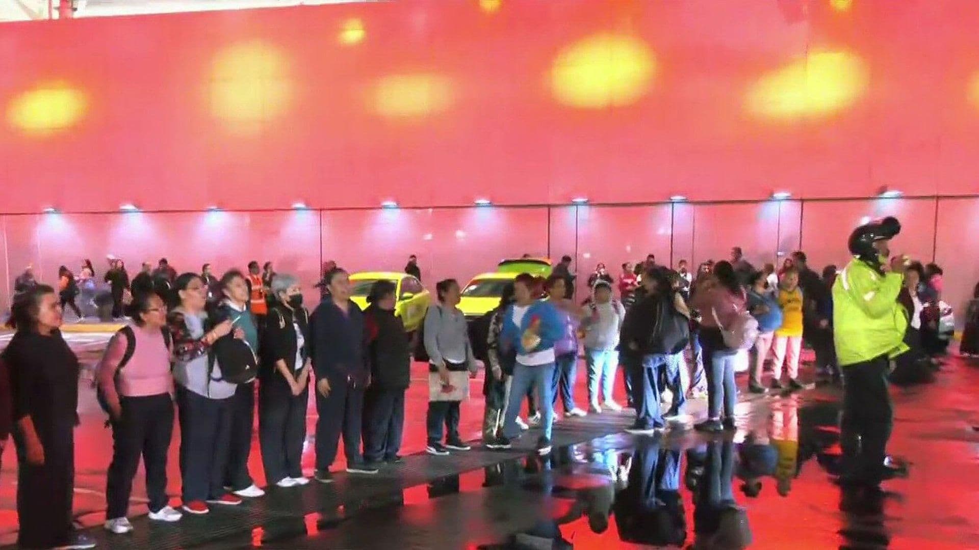 Trabajadores de Limpieza del AICM Trasladan Bloqueo al Acceso de la T1