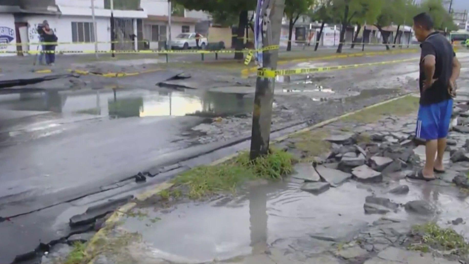 Reportan Fuga de Agua Potable y Cierran Vialidad en Av. López Mateos en Guadalupe, Nuevo León