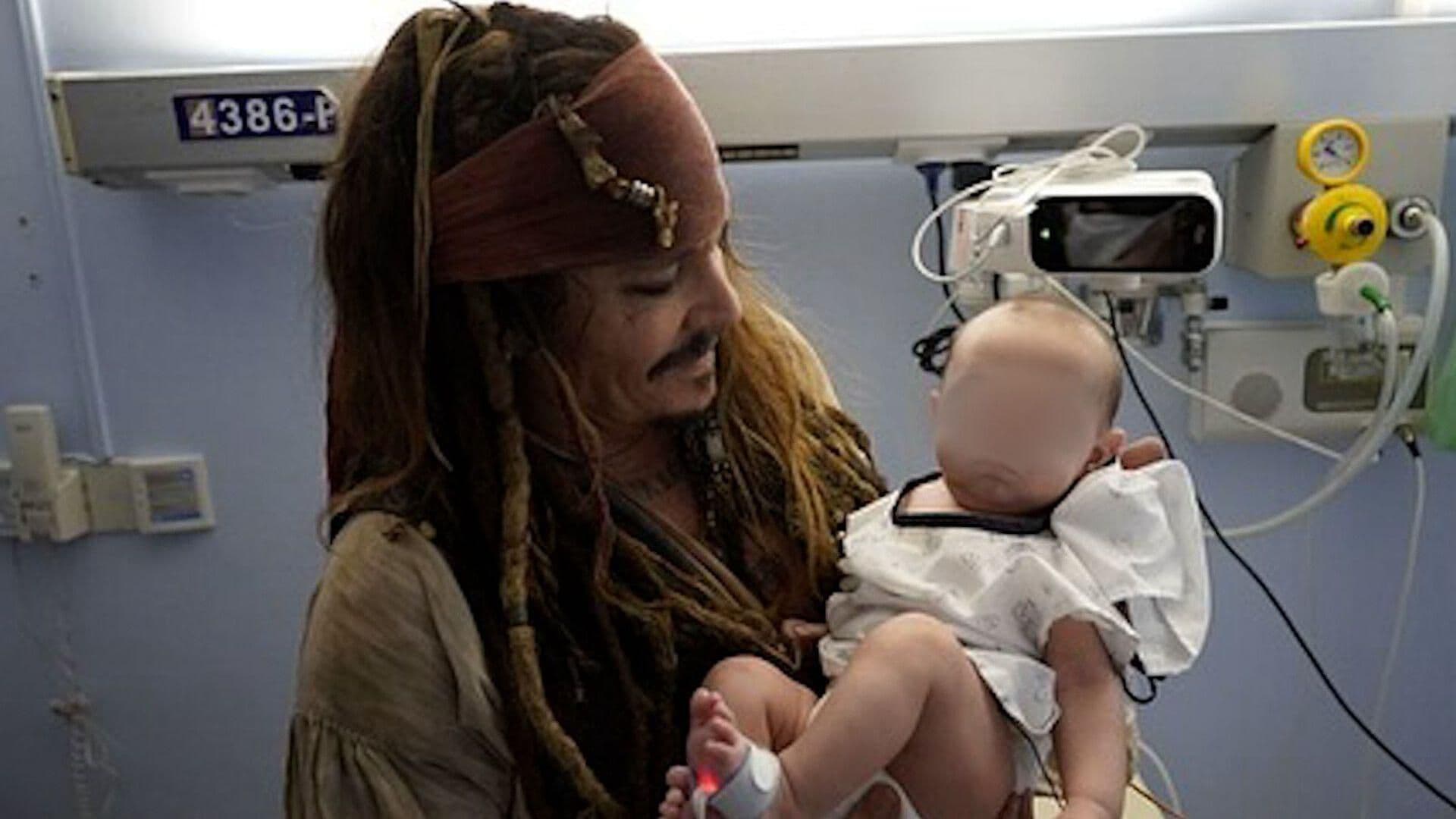 Johnny Depp se Caracteriza de 'Jack Sparrow' y Sorprende a Niños Internados en Hospital