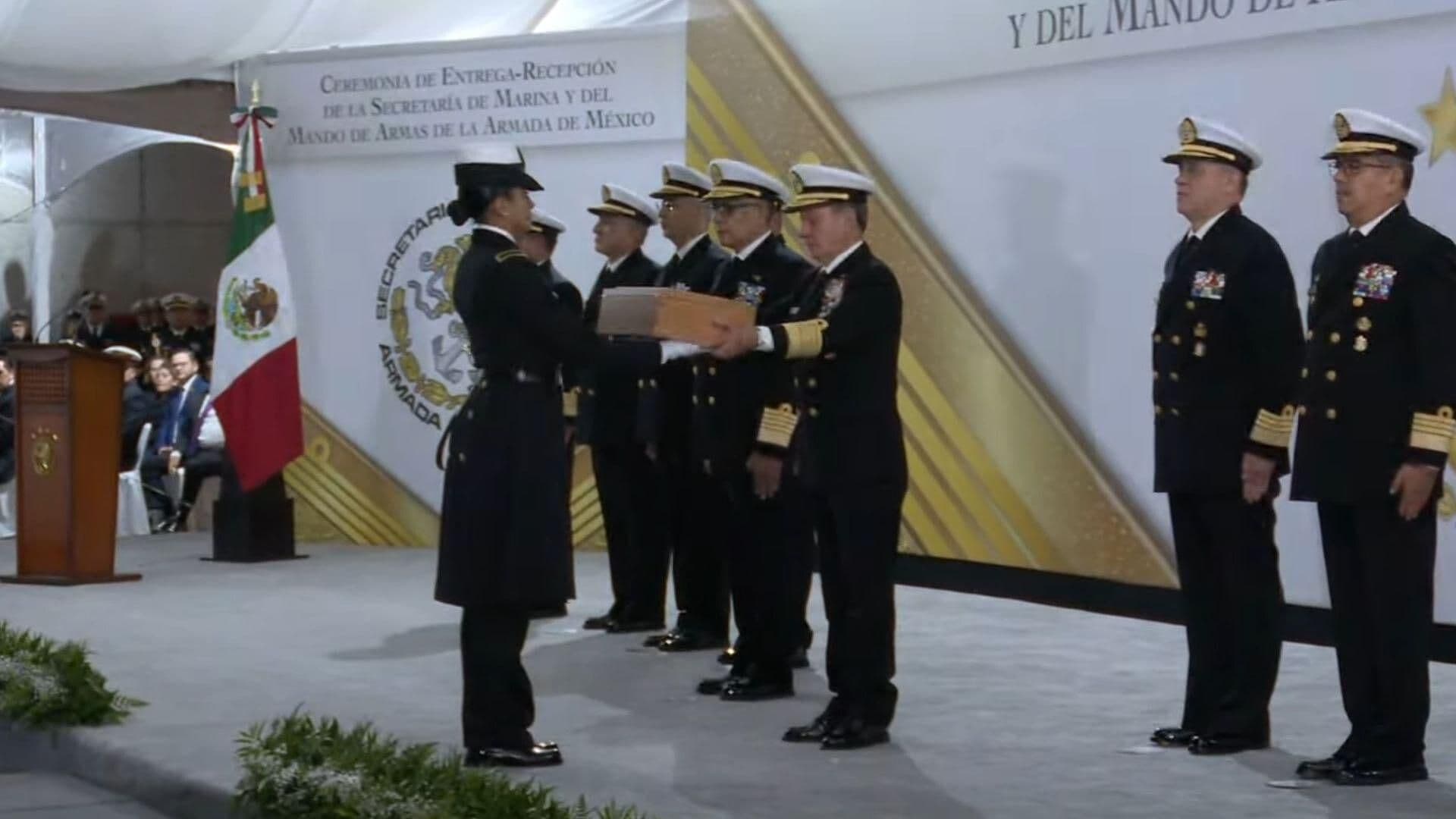 Entregan a Almirante Raymundo Pedro Morales Sable de Mando en la Semar