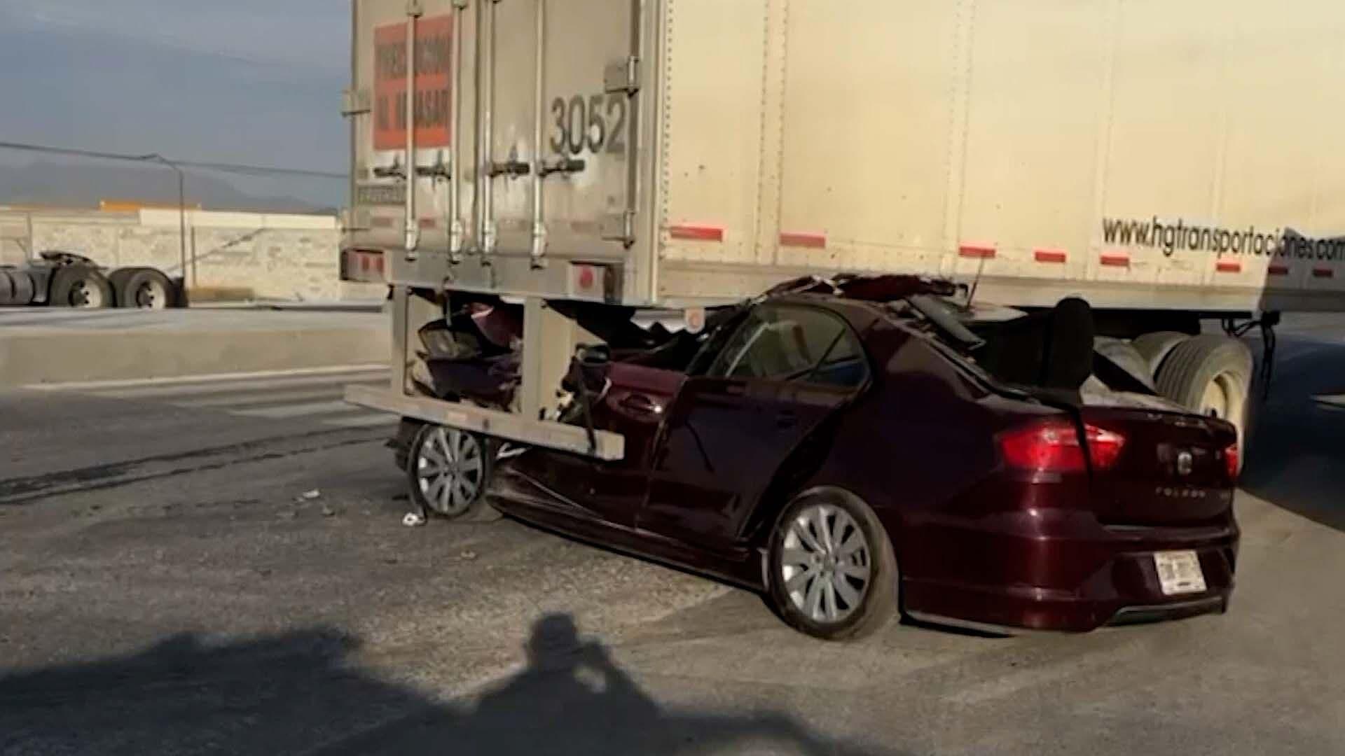 Automóvil Queda Debajo de la Caja de Tráiler tras Accidente en Arteaga