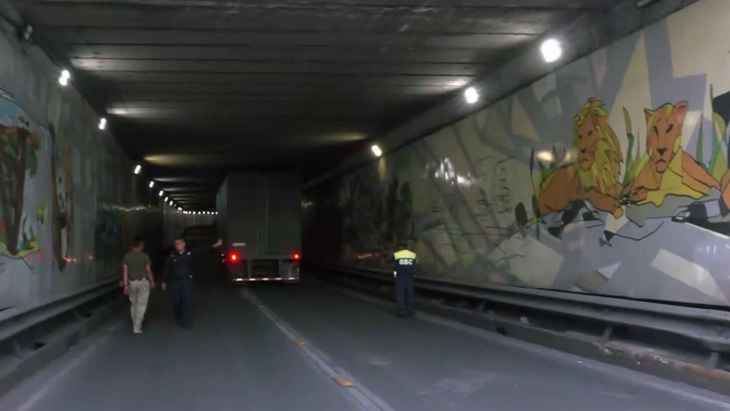 Tráiler del Ejército Se Atora en Bajopuente de Chapultepec en CDMX