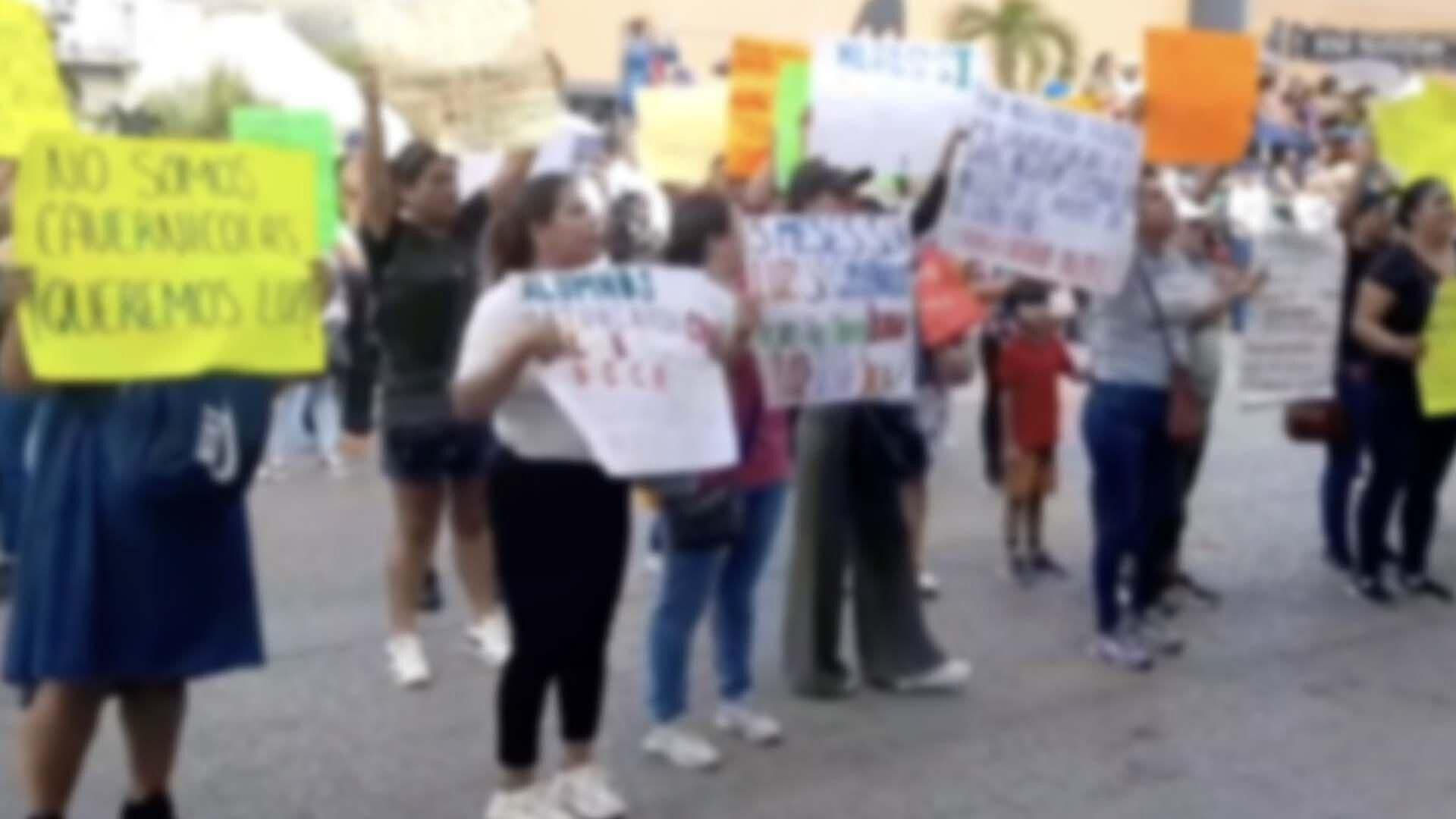 Padres Protestan Durante Desfile por la Falta de Energía Eléctrica en Secundaria 7 de Madero