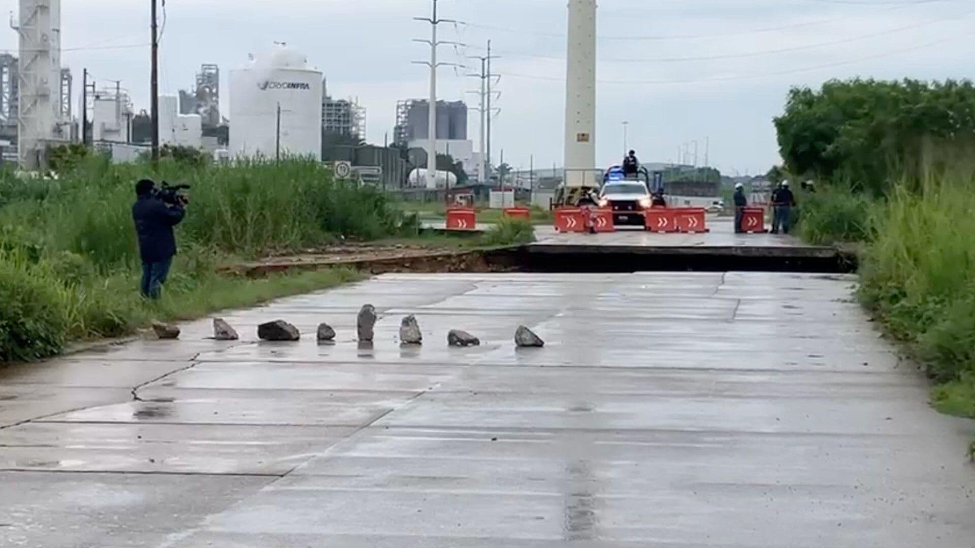 Colapsa Tramo Carretero en Ixhuatlán del Sureste por Fuertes Lluvias