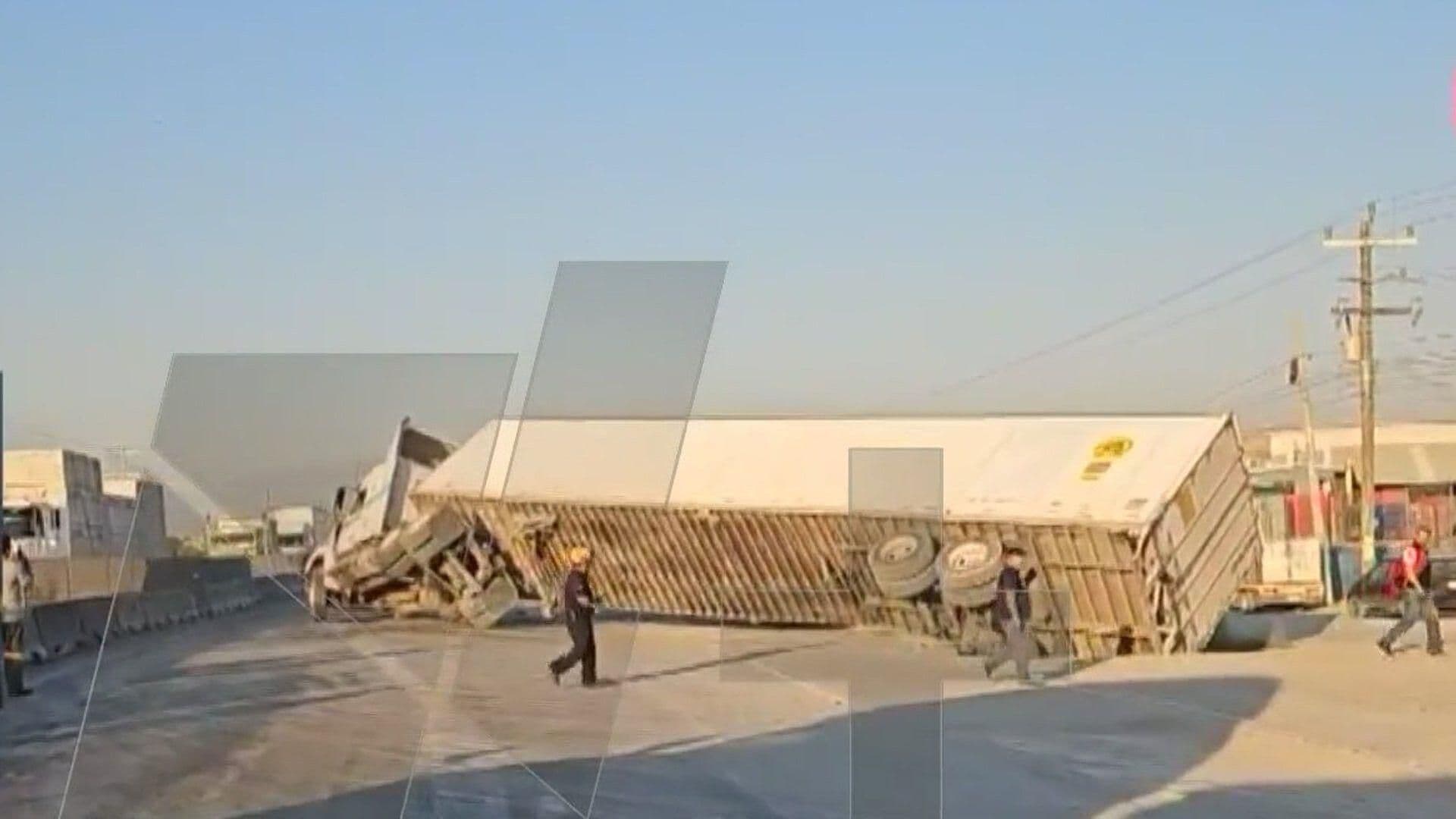 Colapsa Vialidad Volcadura de Tráiler en Libramiento Noroeste, García